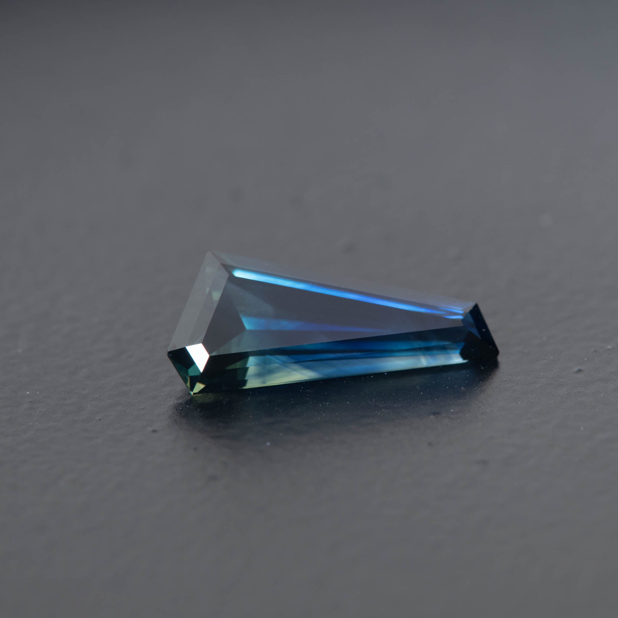 Parti Free Form Sapphire 1.73ct [S.P.FF.1027]
