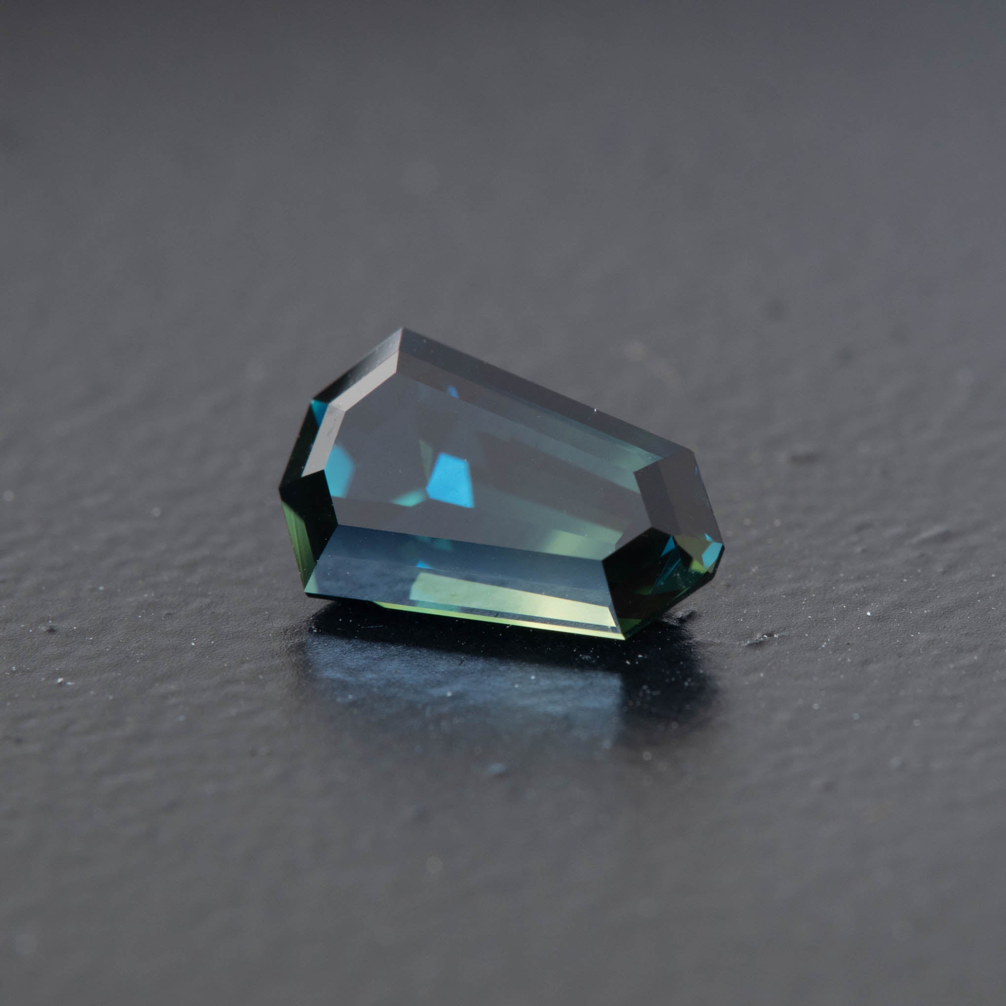 Parti Free Form Sapphire 1.65ct [S.P.FF.1256]