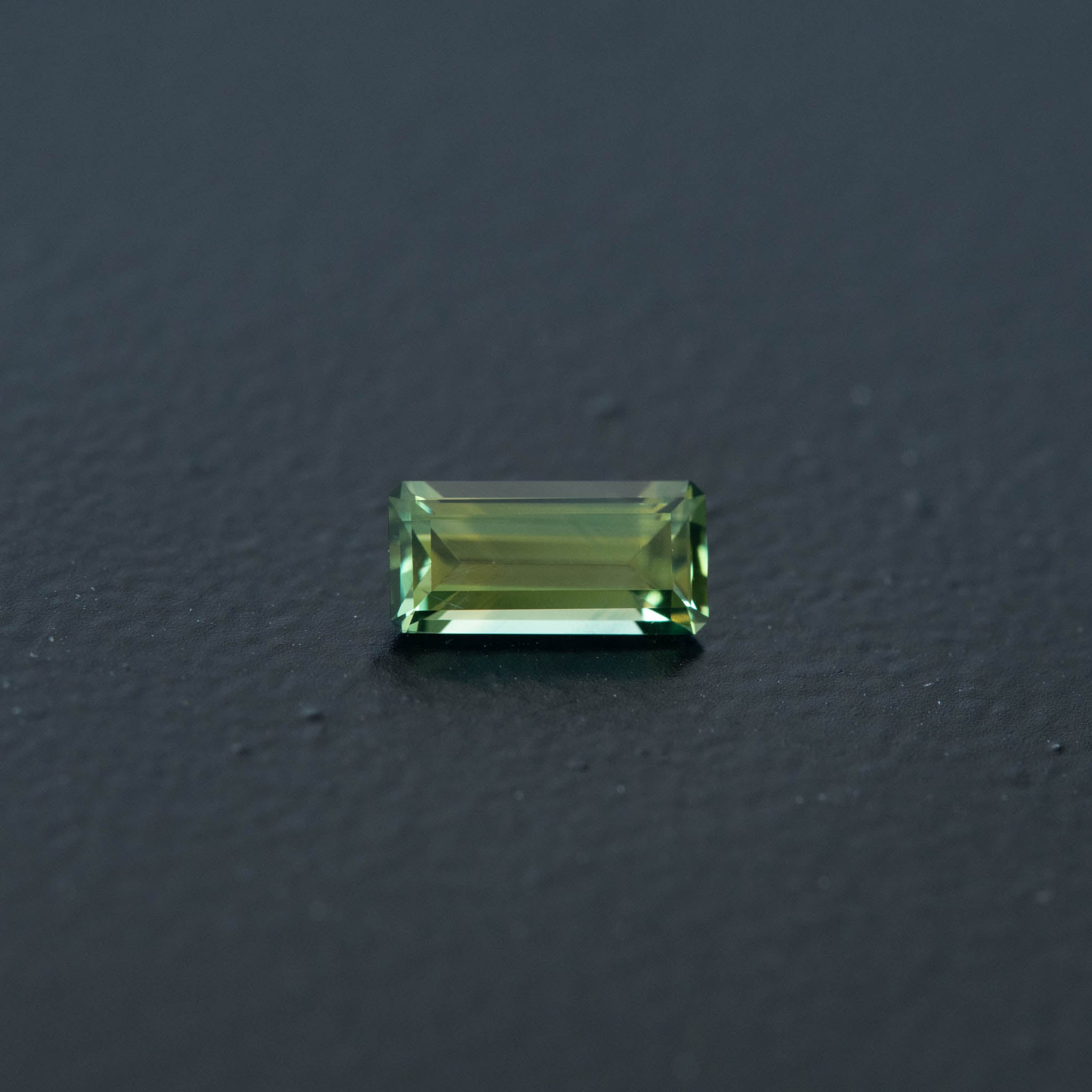 Green Emerald Sapphire 0.76ct  [S.G.E.1454]