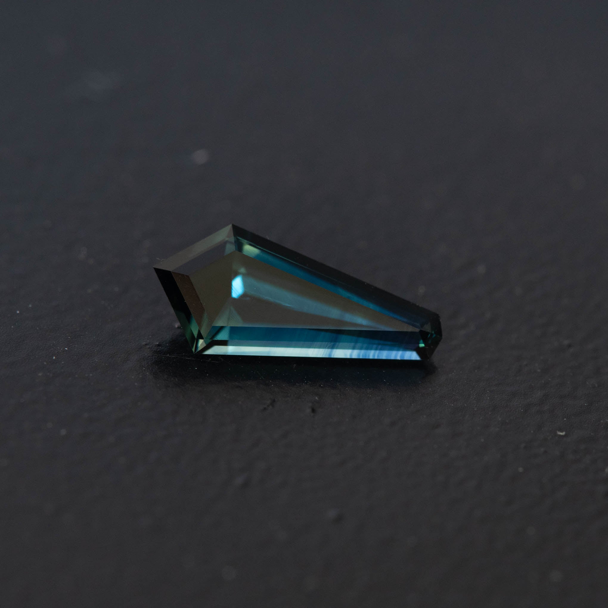 Blue Free Form Sapphire 1.52ct  [S.B.FF.1655]