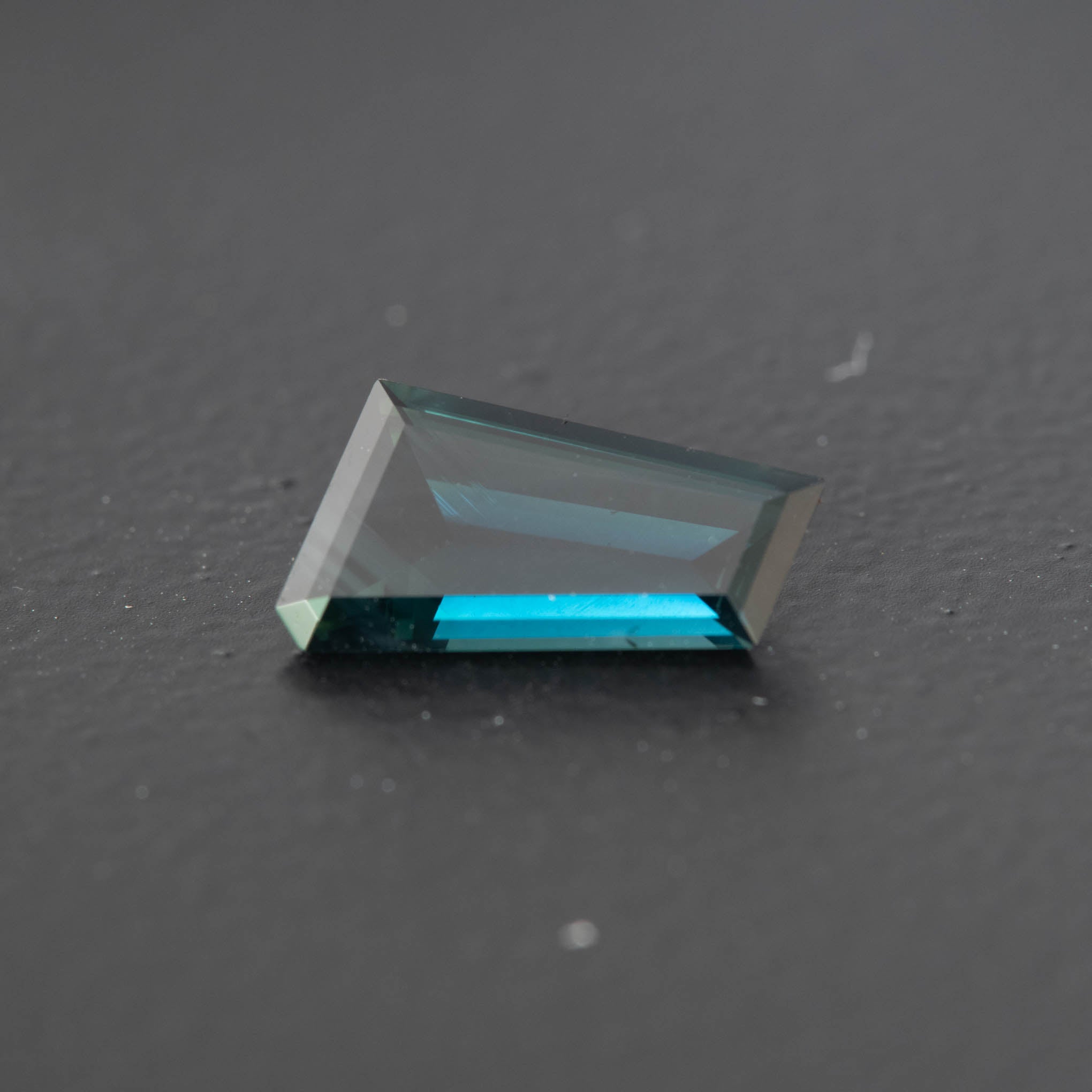 Parti Free Form Sapphire 1.8ct [S.P.FF.1689]