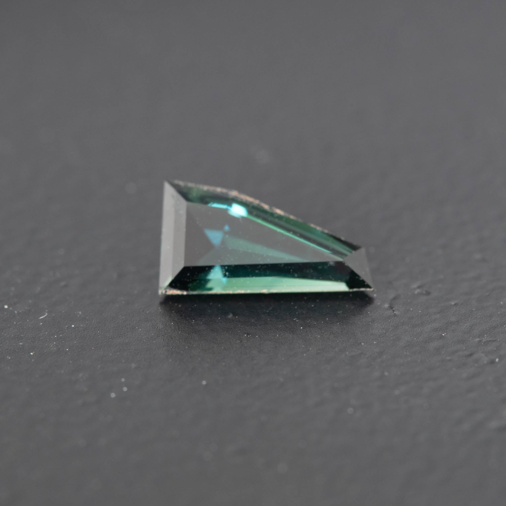 Green Free Form Sapphire 0.74ct [S.G.FF.1692]