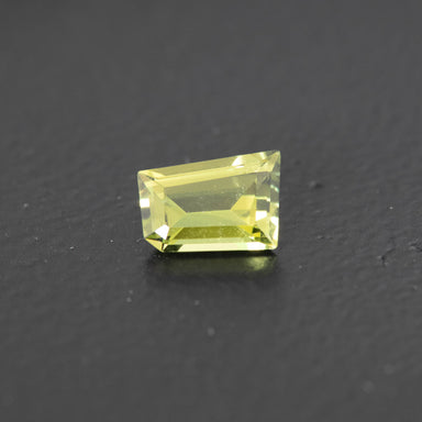 Yellow Free Form Sapphire 0.7ct [S.Y.FF.1697]