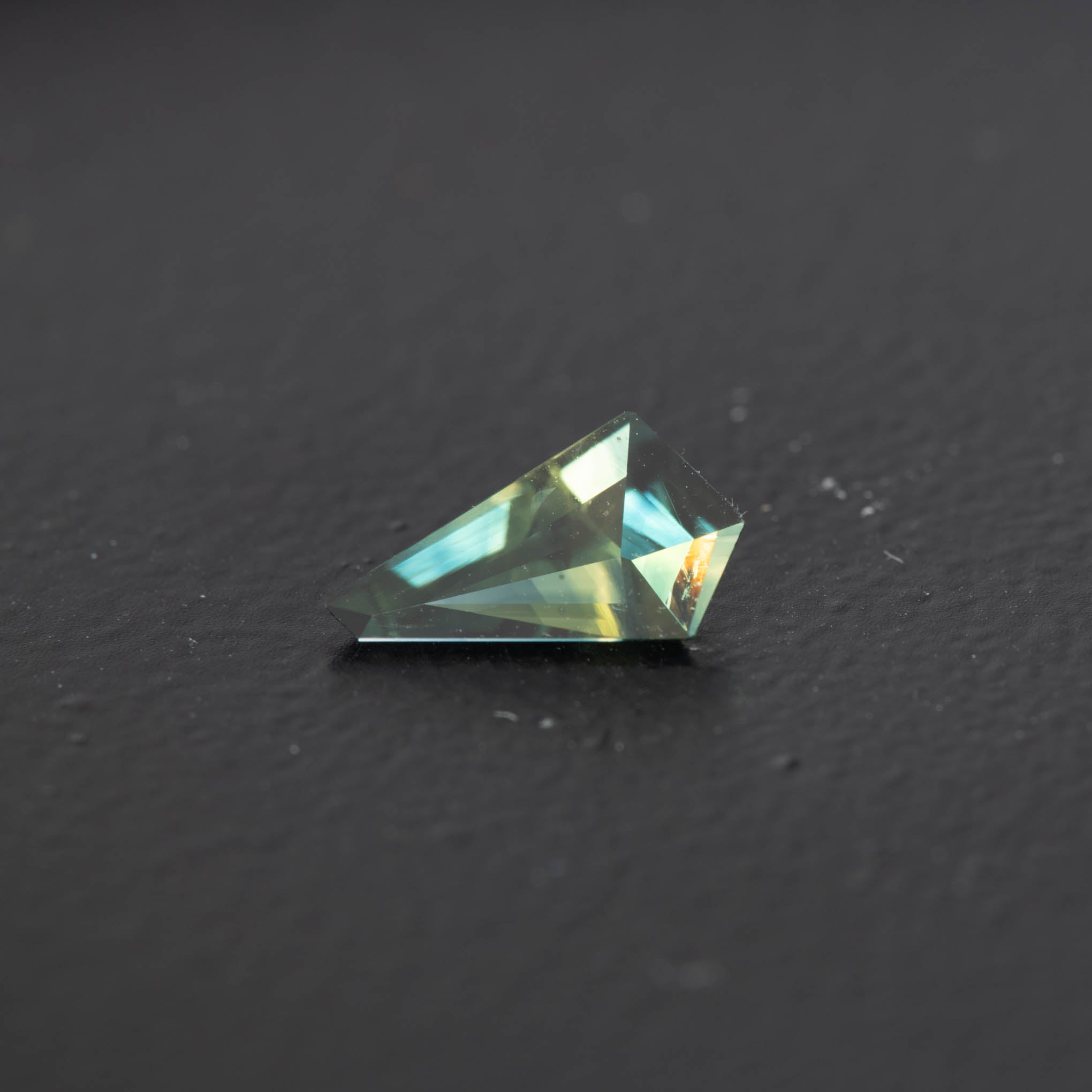 Parti Free Form Sapphire 0.62ct [S.P.FF.1738]