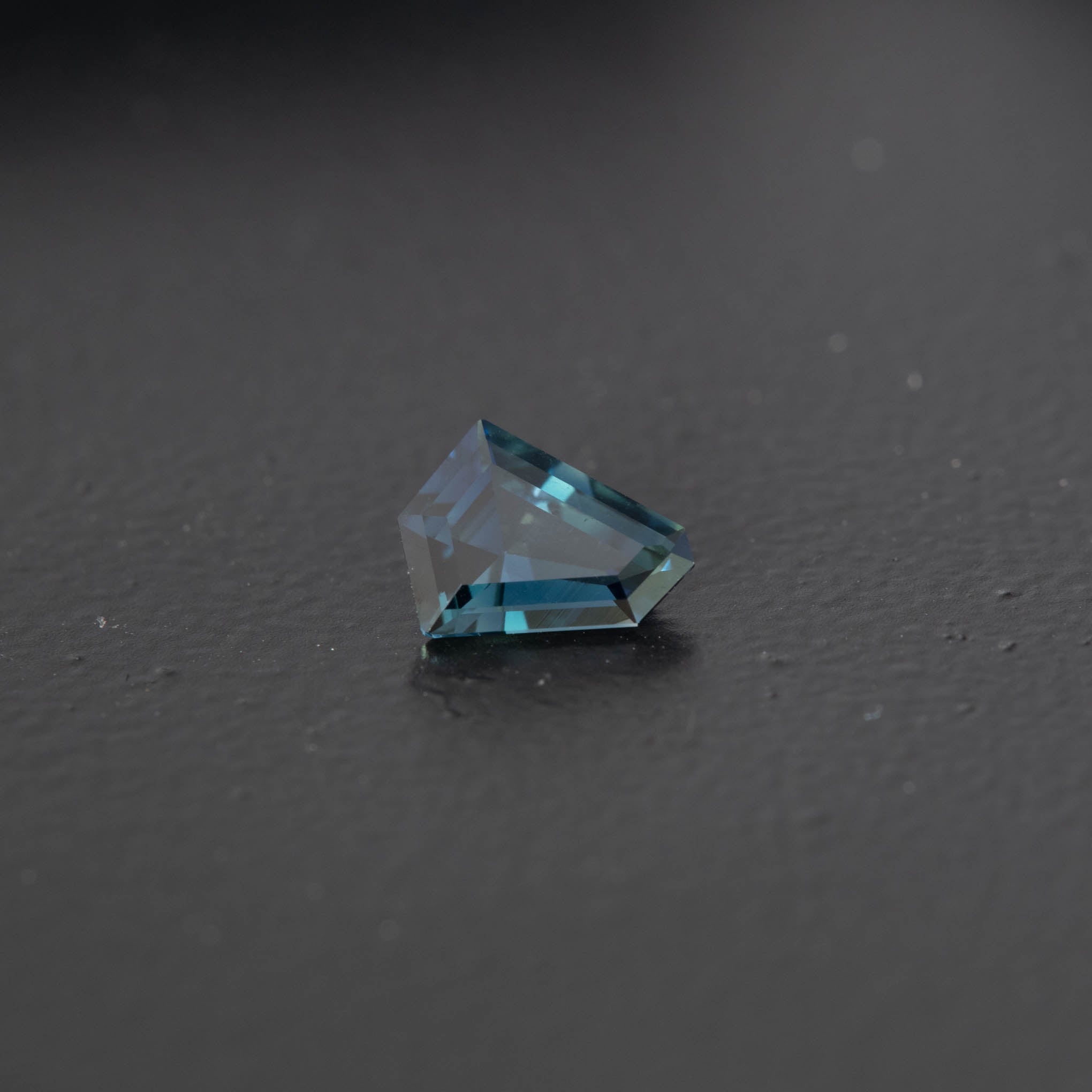 Parti Free Form Sapphire 0.67ct [S.P.FF.1772]