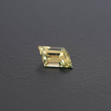 Yellow Free Form Sapphire 0.63ct  [S.Y.FF.2335]