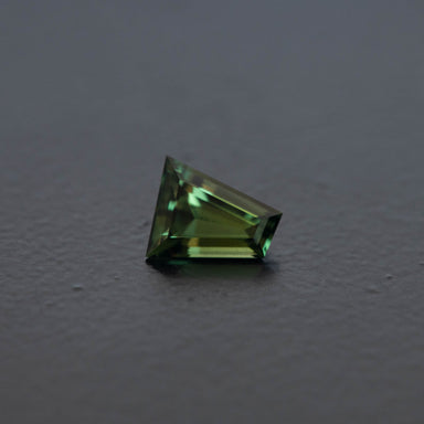 Green Free Form Sapphire 0.92ct  [S.G.FF.2359]