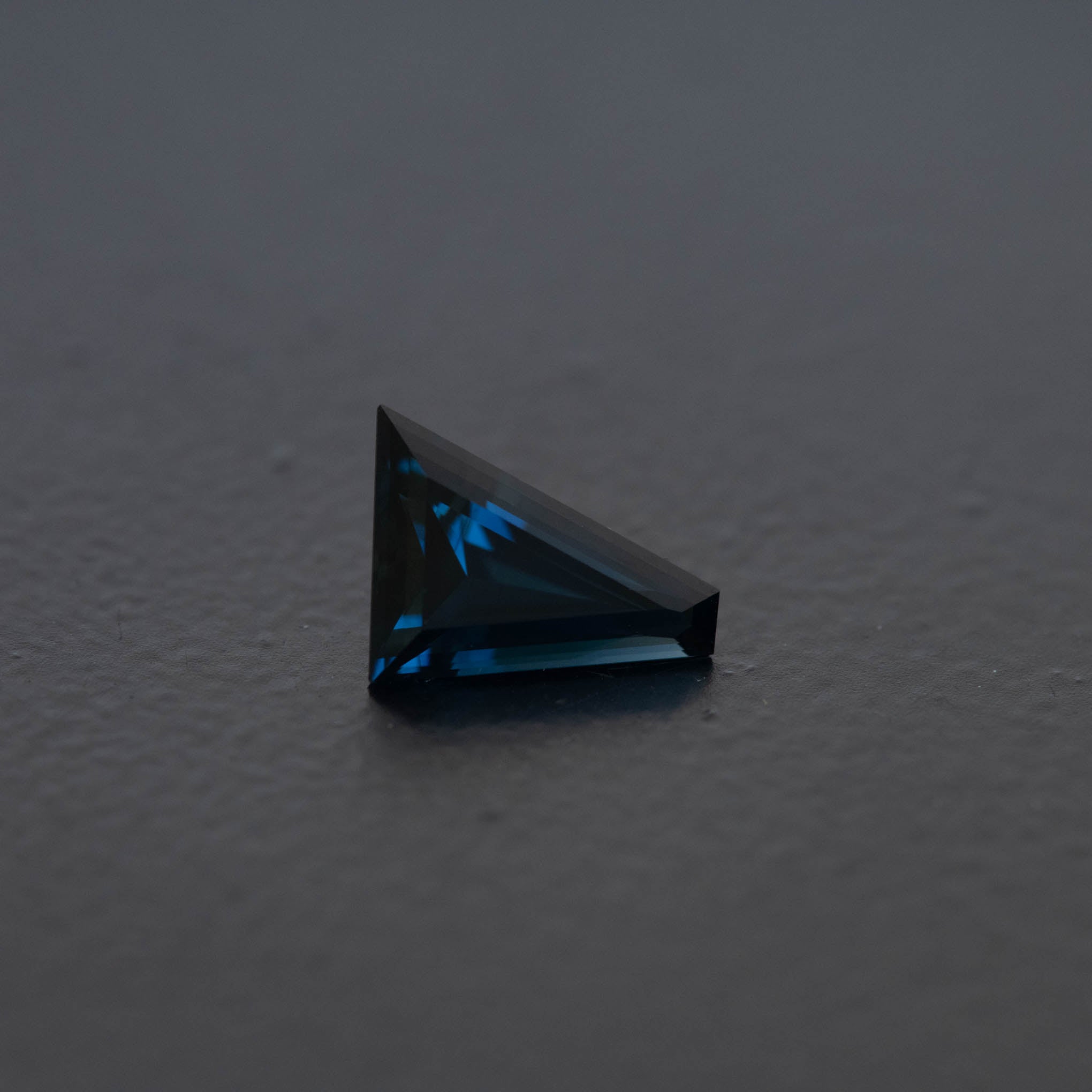 Blue Free Form Sapphire 1.04ct  [S.B.FF.2361]
