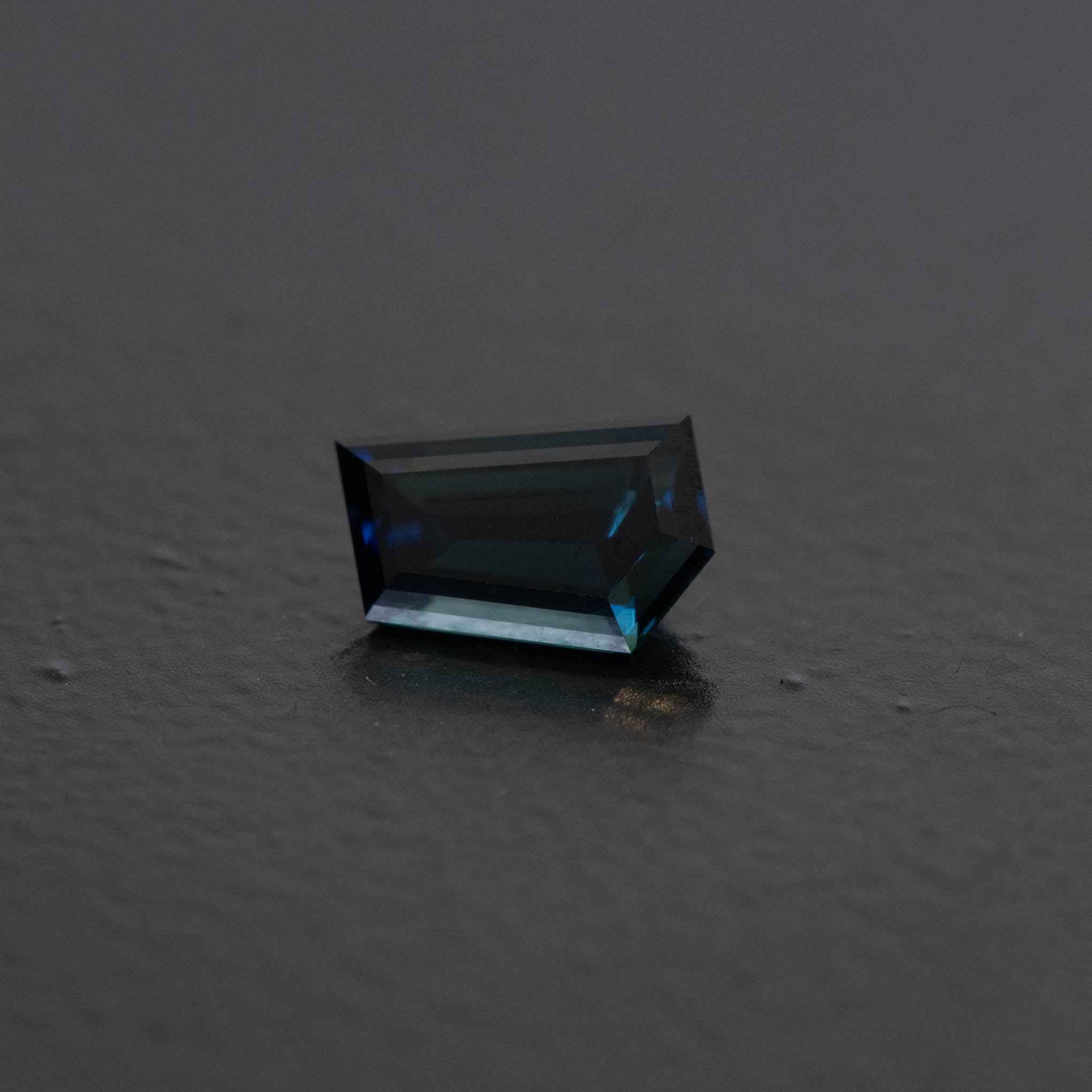 Blue Free Form Sapphire 0.9ct  [S.B.FF.2365]