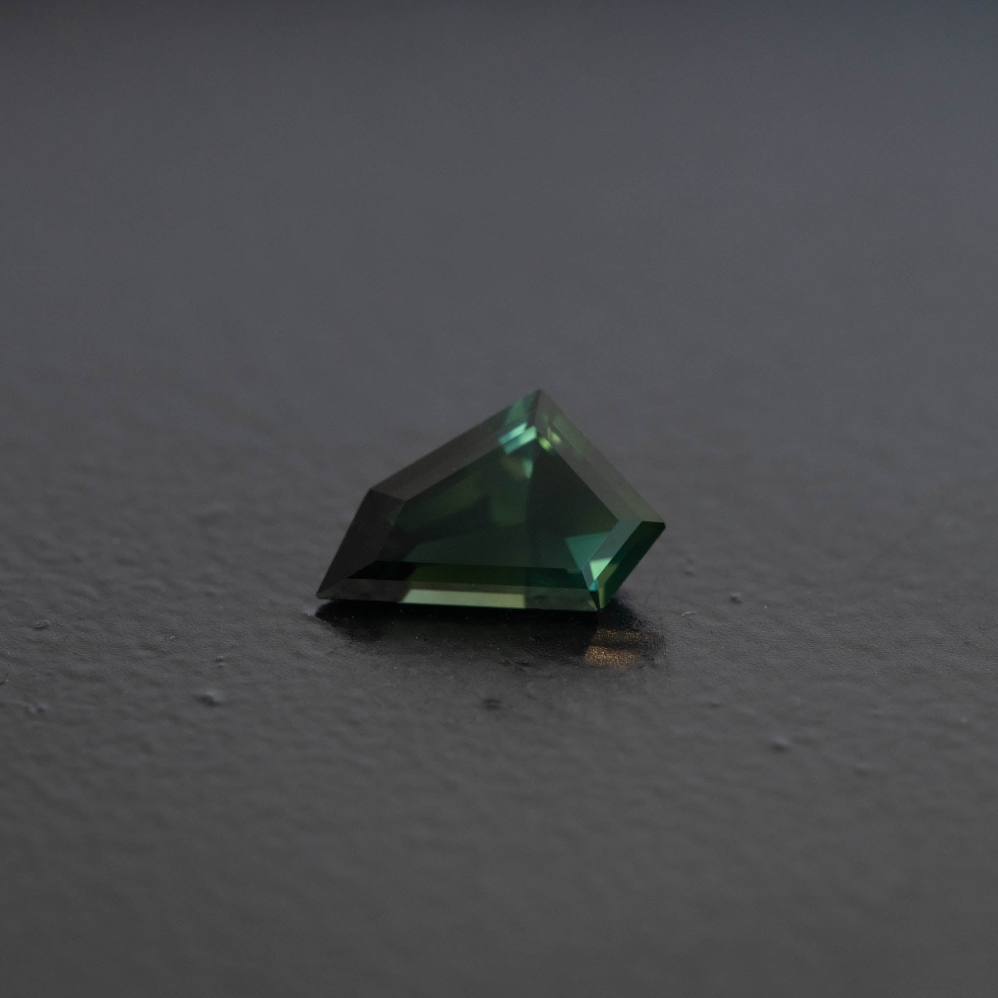 Parti Free Form Sapphire 0.93ct  [S.P.FF.2366]