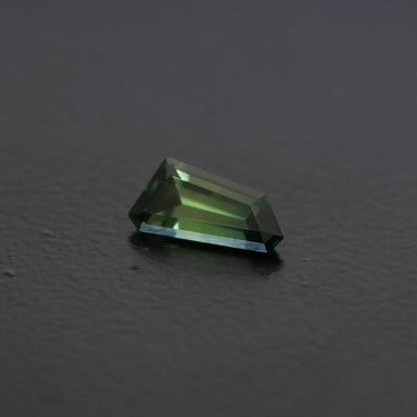 Green Free Form Sapphire 0.9ct  [S.G.FF.2368]