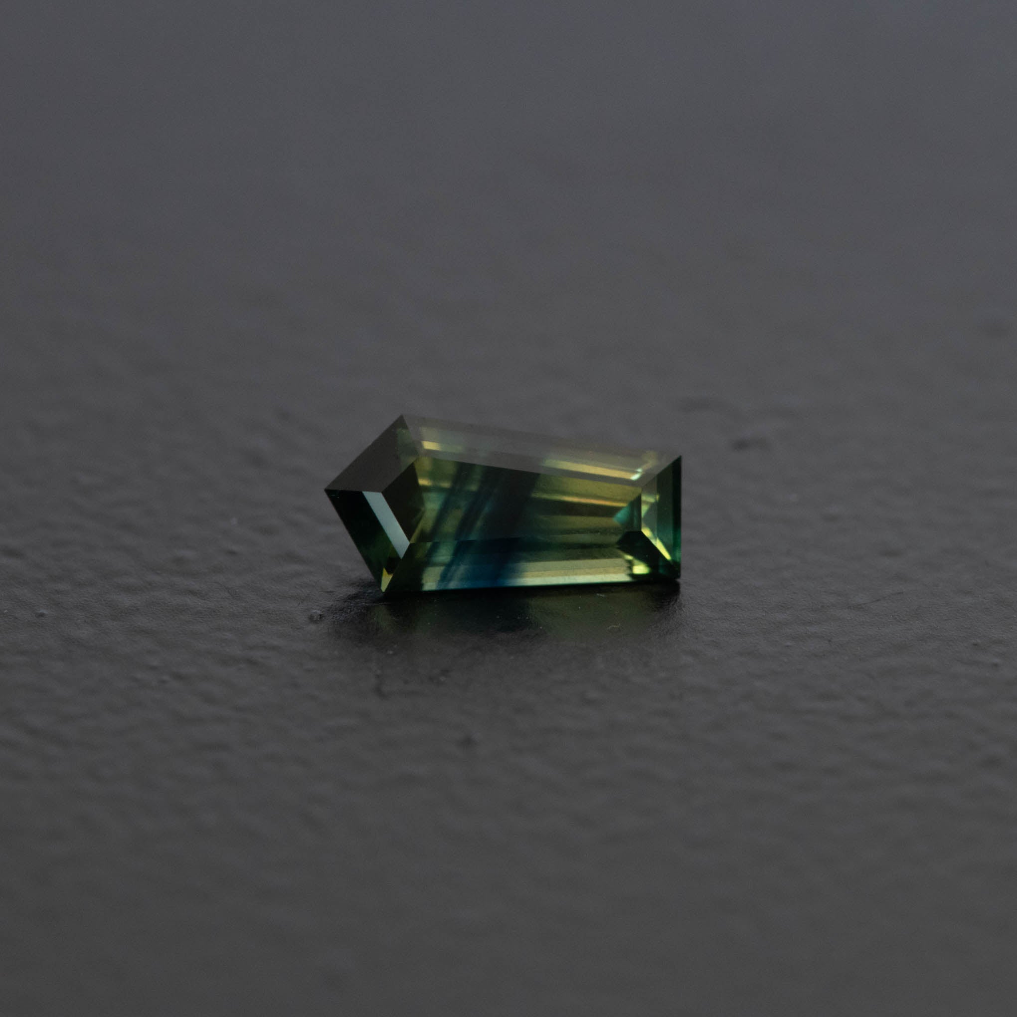 Parti Free Form Sapphire 0.7ct  [S.P.FF.2370]