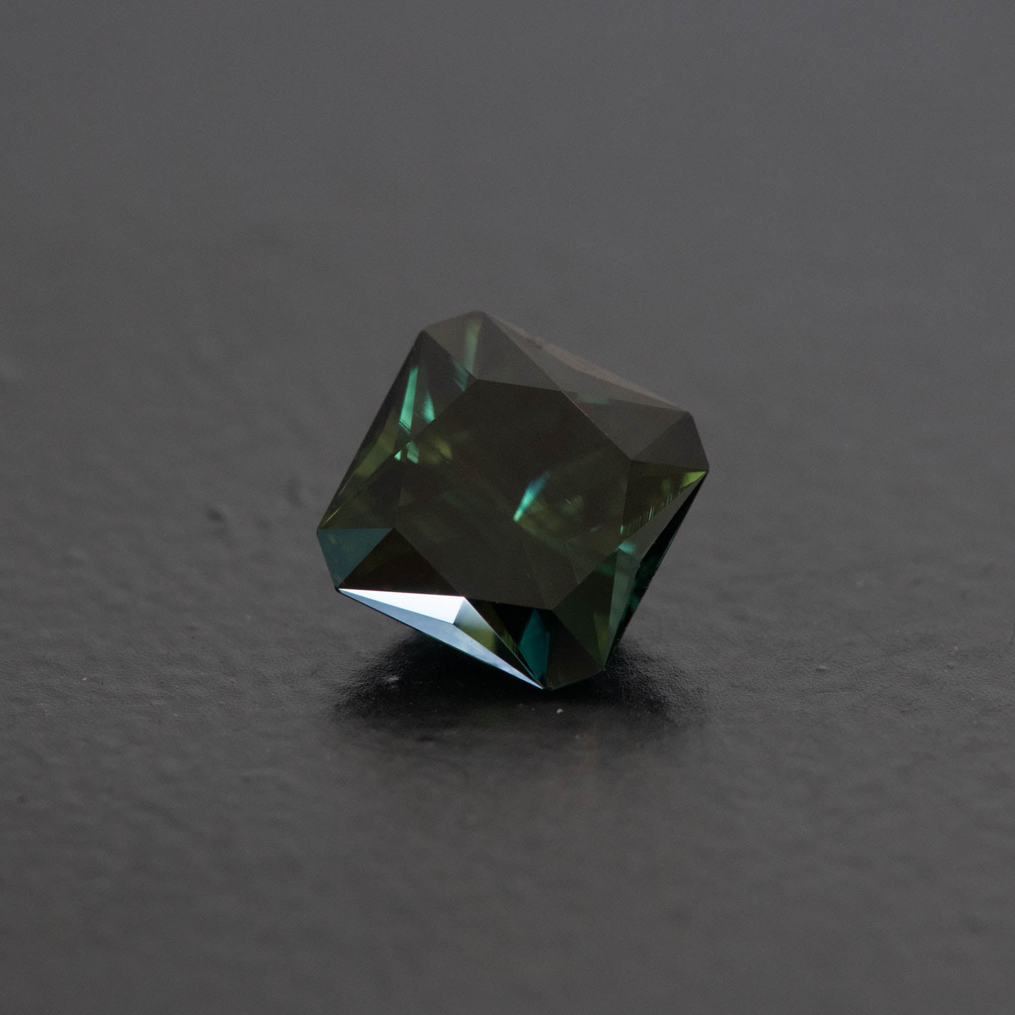 Green Square Sapphire 1.69ct  [S.G.SQ.2375]