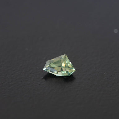 Green Free Form Sapphire 0.61ct  [S.G.FF.2385]