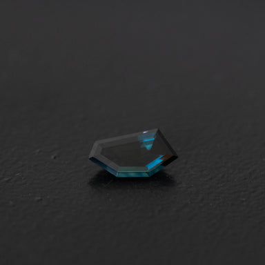 Green Free Form Sapphire 0.82ct  [S.G.FF.2409]