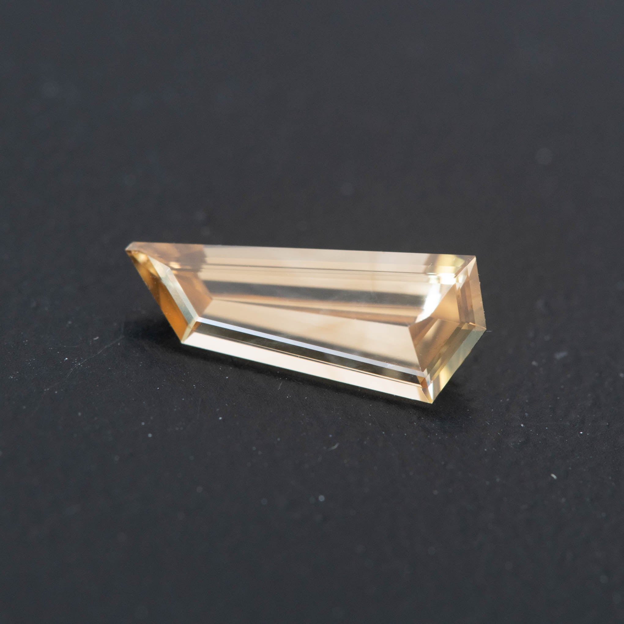 Champagne Free Form Zircon 2.56ct  [Z.CH.FF.2418]