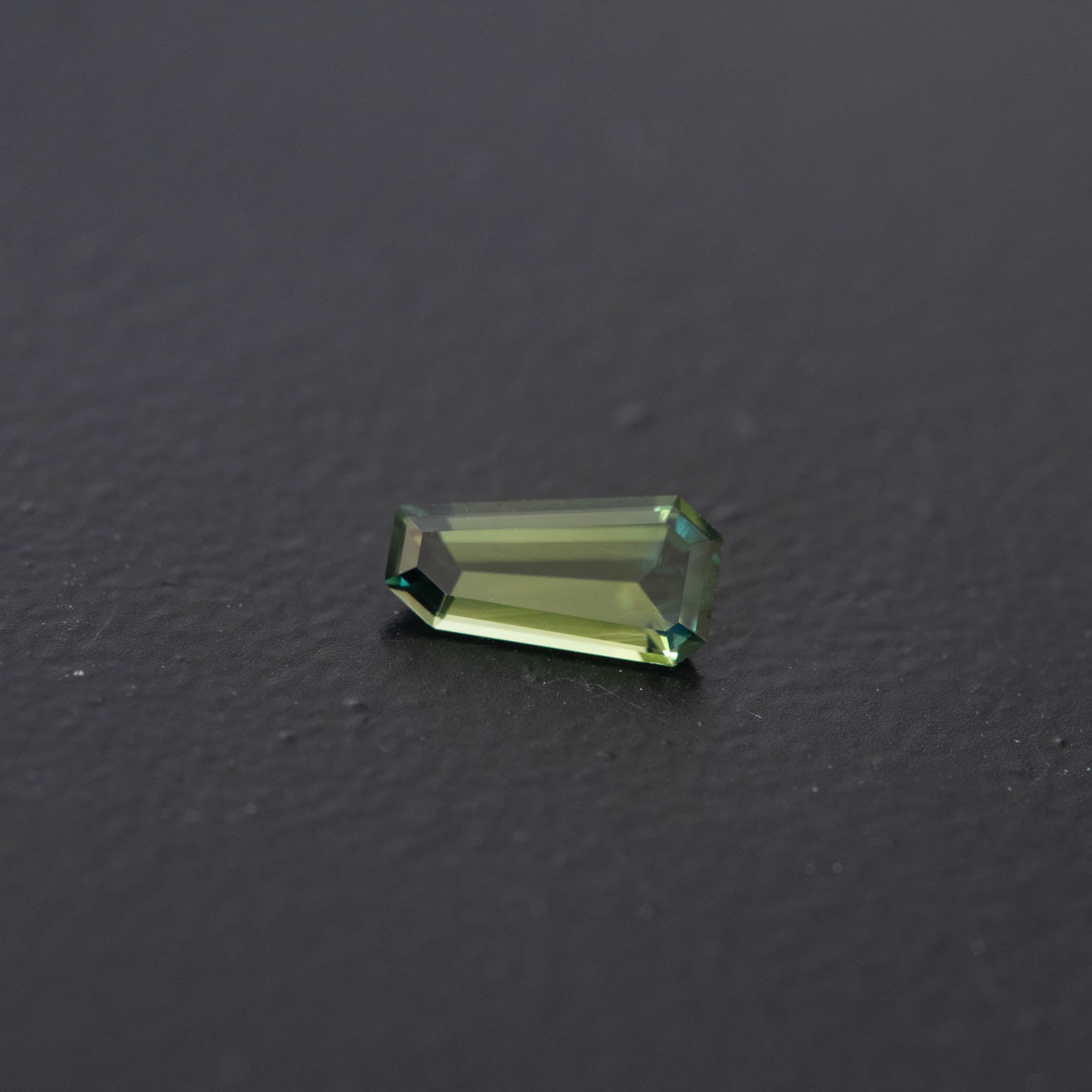 Green Free Form Sapphire 0.78ct  [S.G.FF.2429]