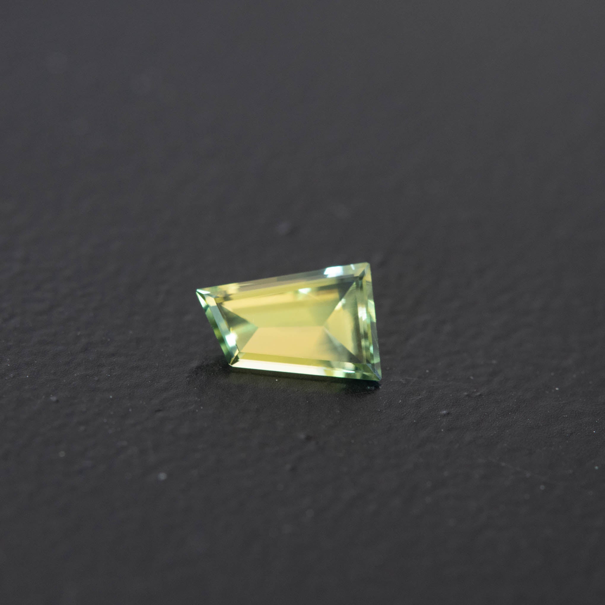 Parti Free Form Sapphire 0.76ct  [S.P.FF.2430]