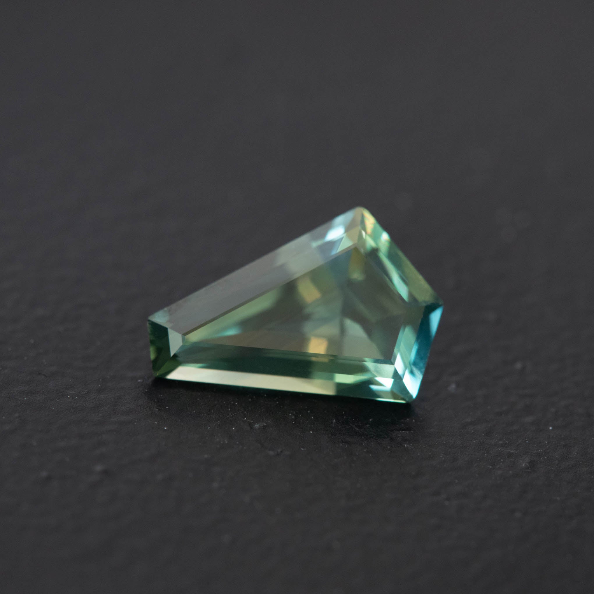 Parti Free Form Sapphire 2.62ct  [S.P.FF.2431]