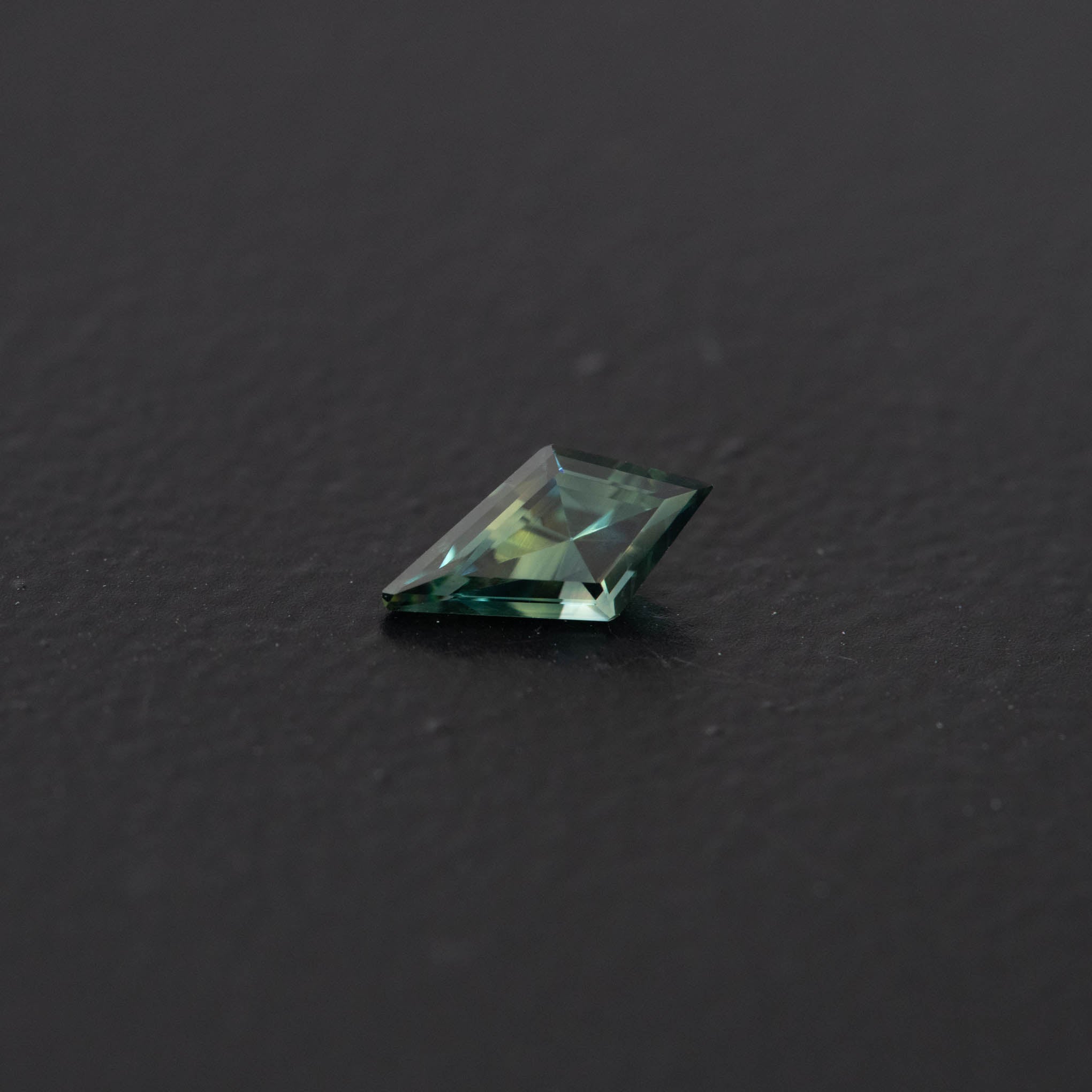 Parti Free Form Sapphire 0.46ct  [S.P.FF.2437]