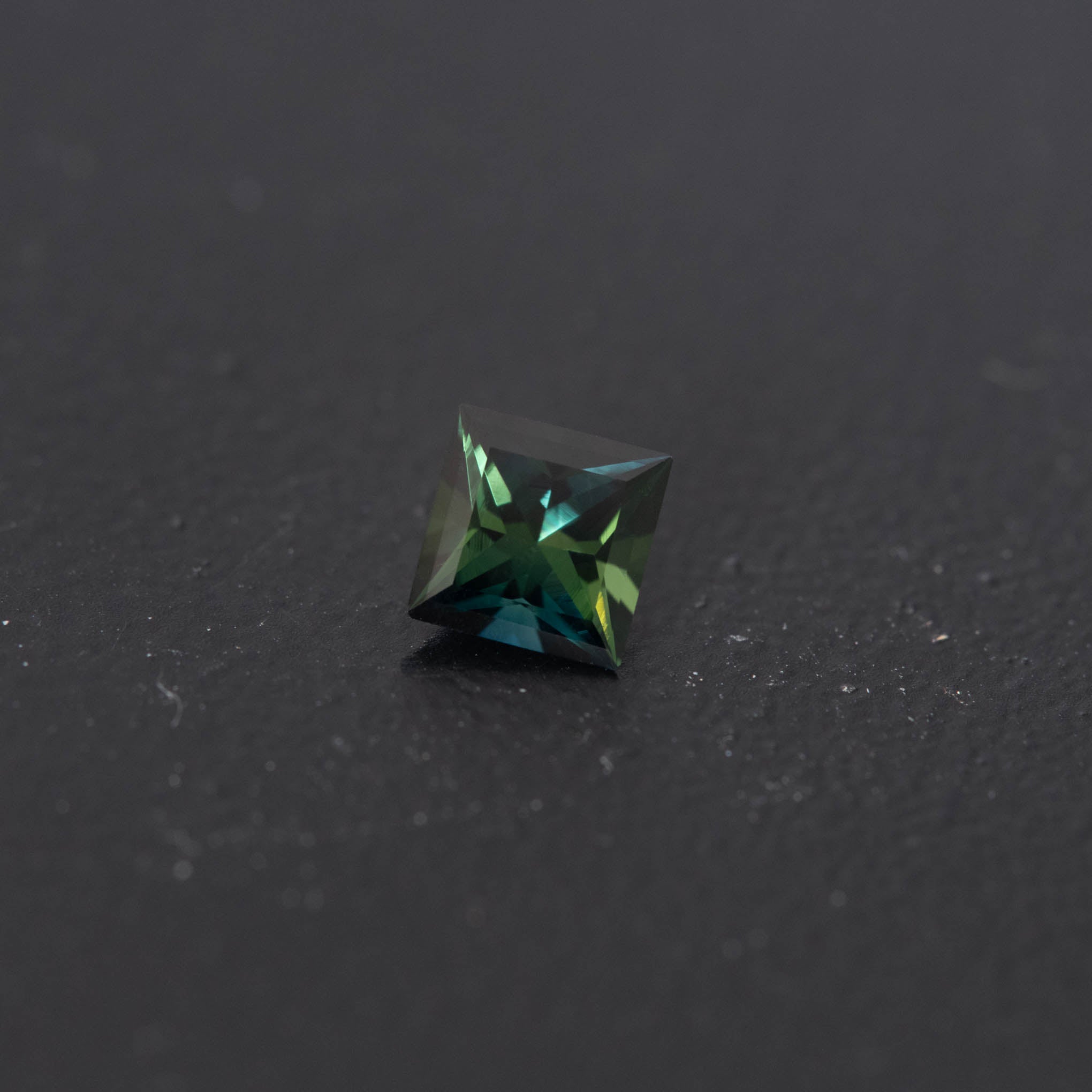 Green Square Sapphire 0.85ct  [S.G.SQ.2438]