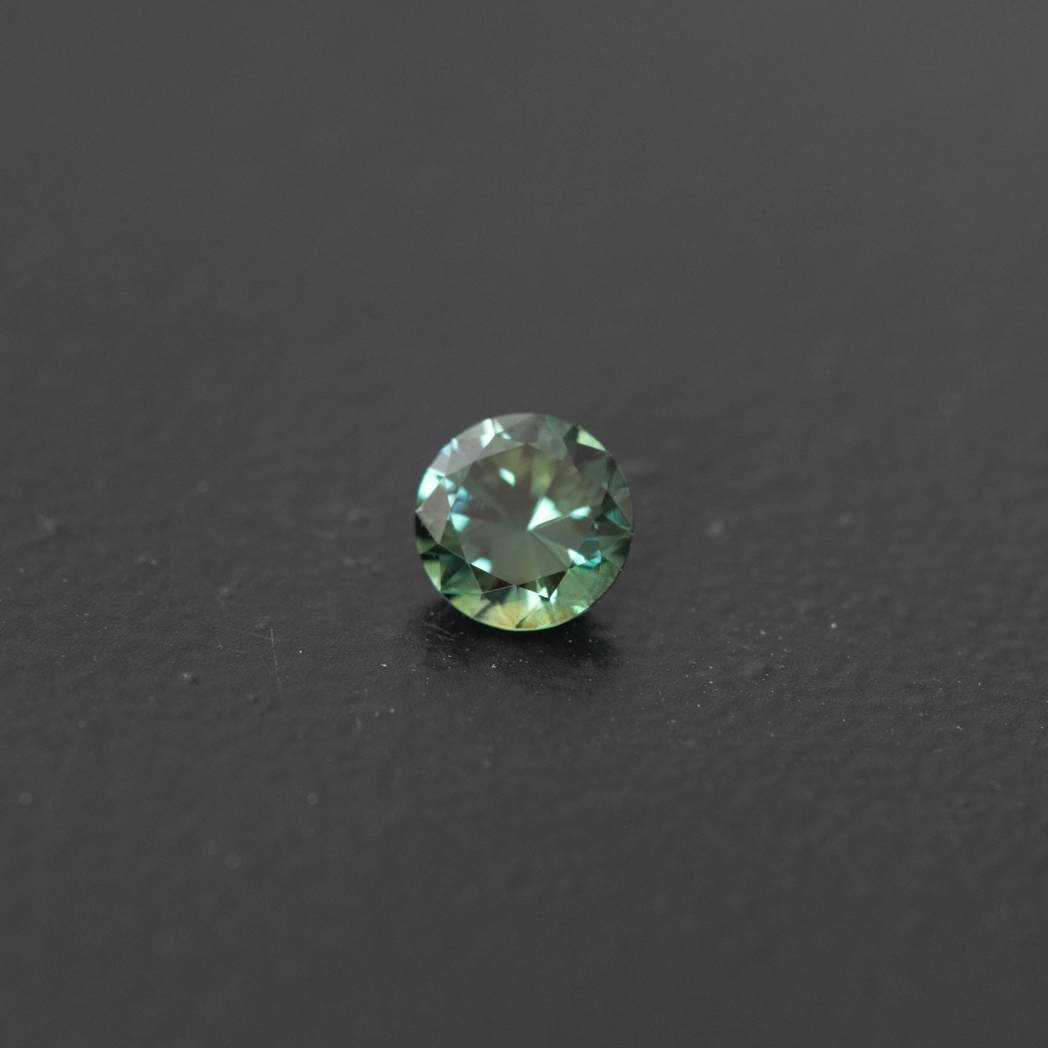 Green Brilliant Sapphire 0.64ct  [S.G.BR.2439]