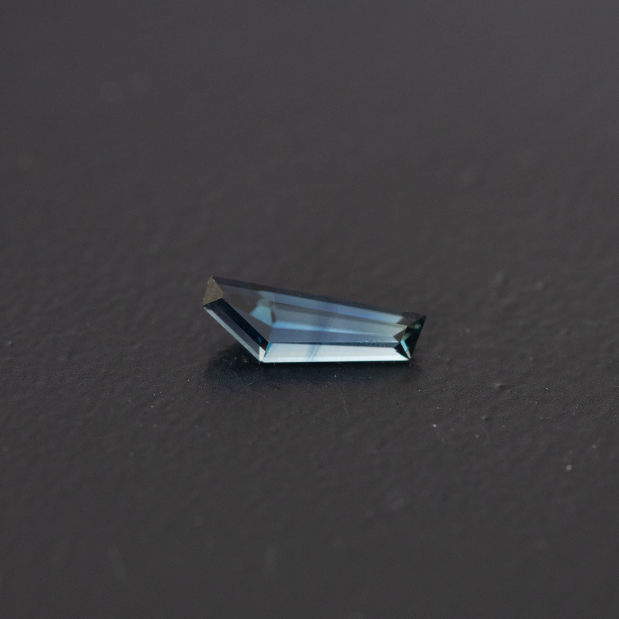 Parti Free Form Sapphire 0.55ct  [S.P.FF.2441]