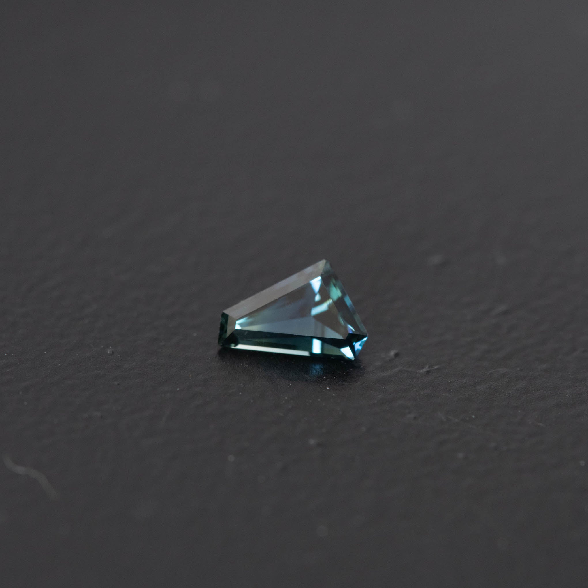 Parti Free Form Sapphire 0.49ct  [S.P.FF.2442]