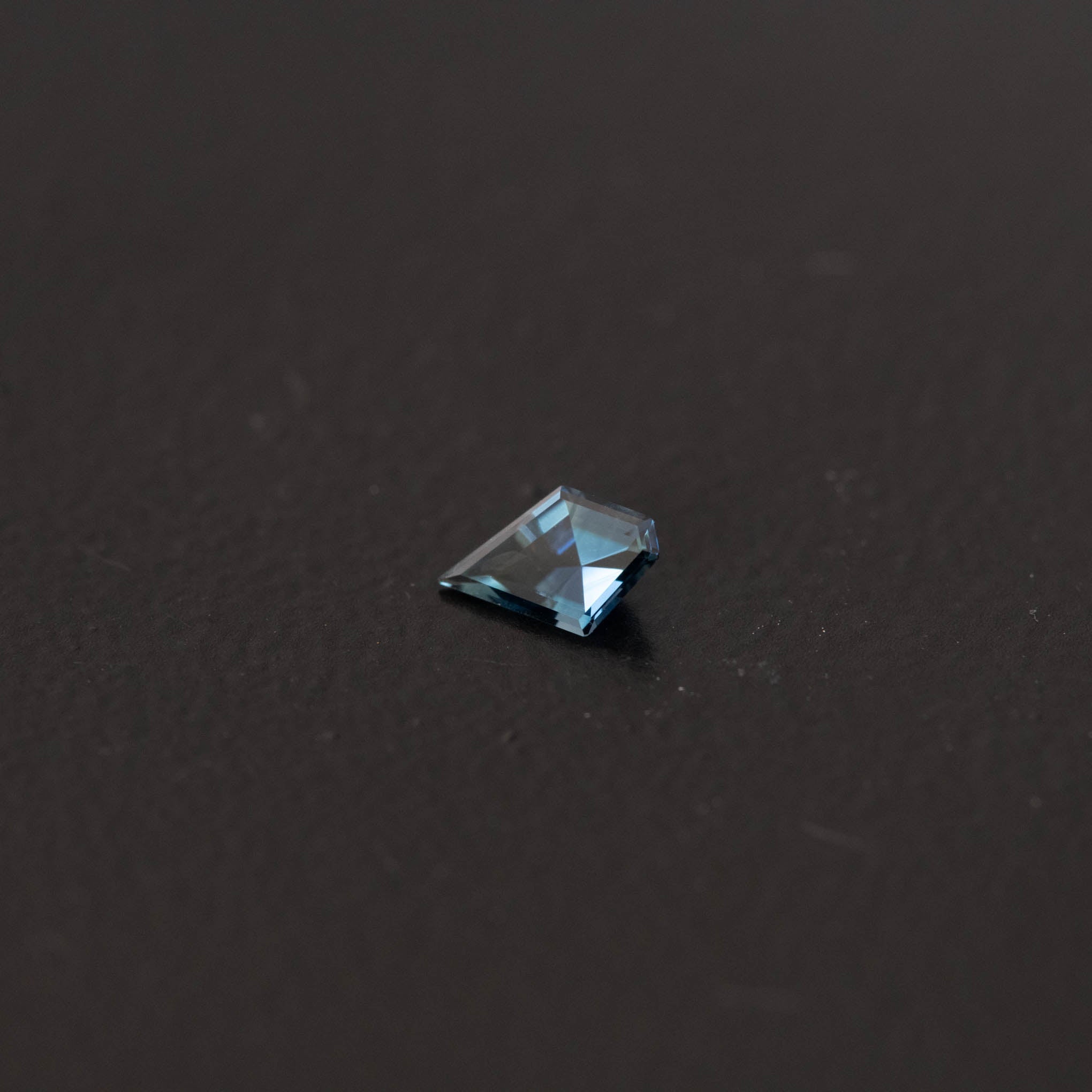 Blue Free Form Sapphire 0.22ct  [S.B.FF.2445]