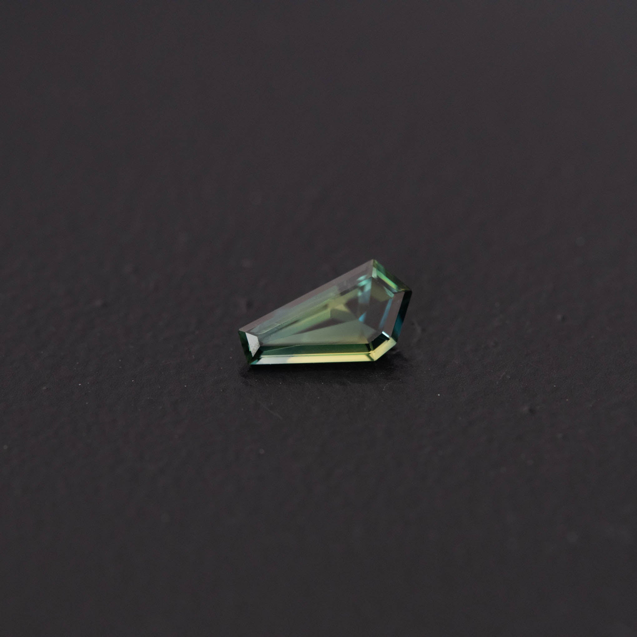 Green Free Form Sapphire 0.54ct  [S.G.FF.2446]