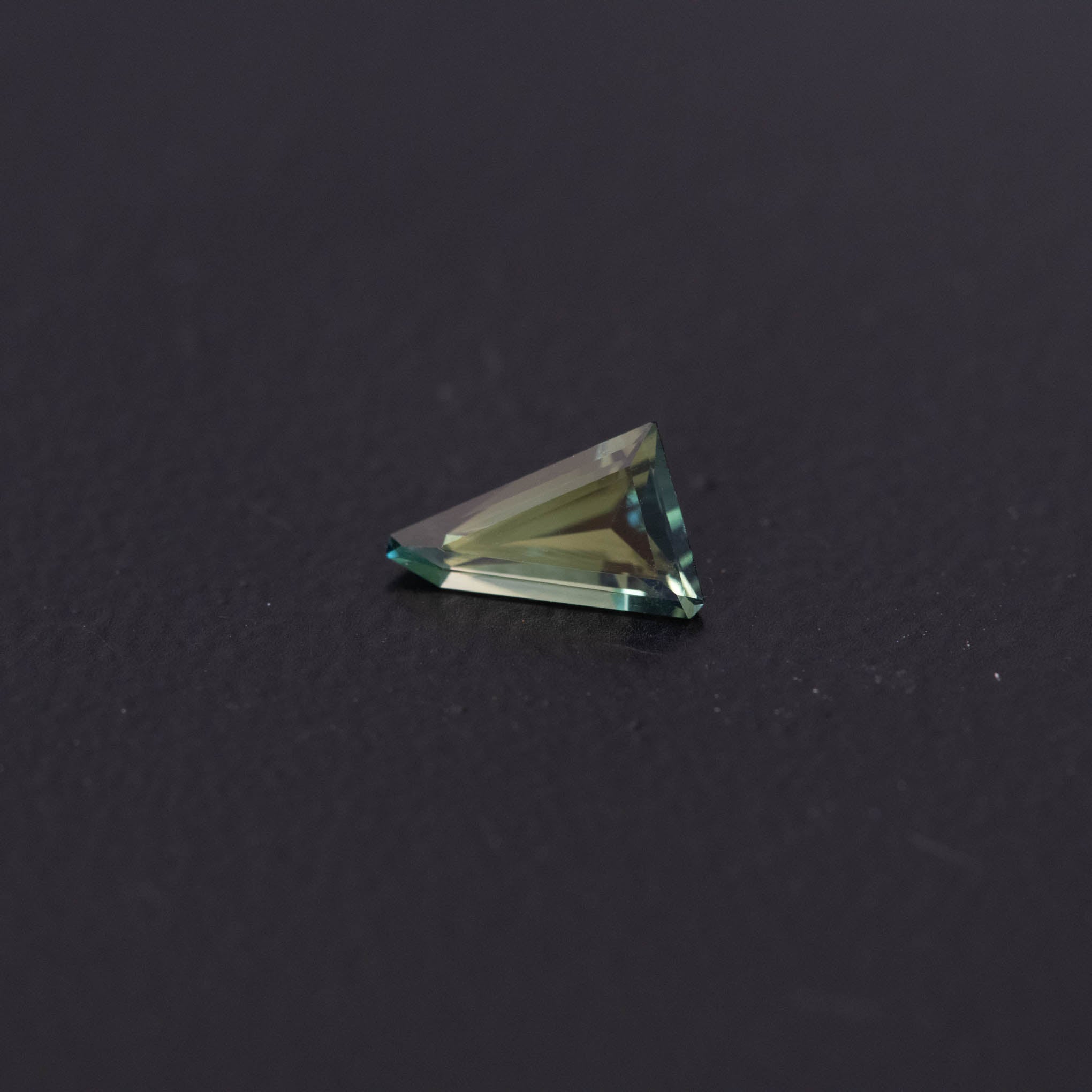 Green Free Form Sapphire 0.63ct  [S.G.FF.2447]