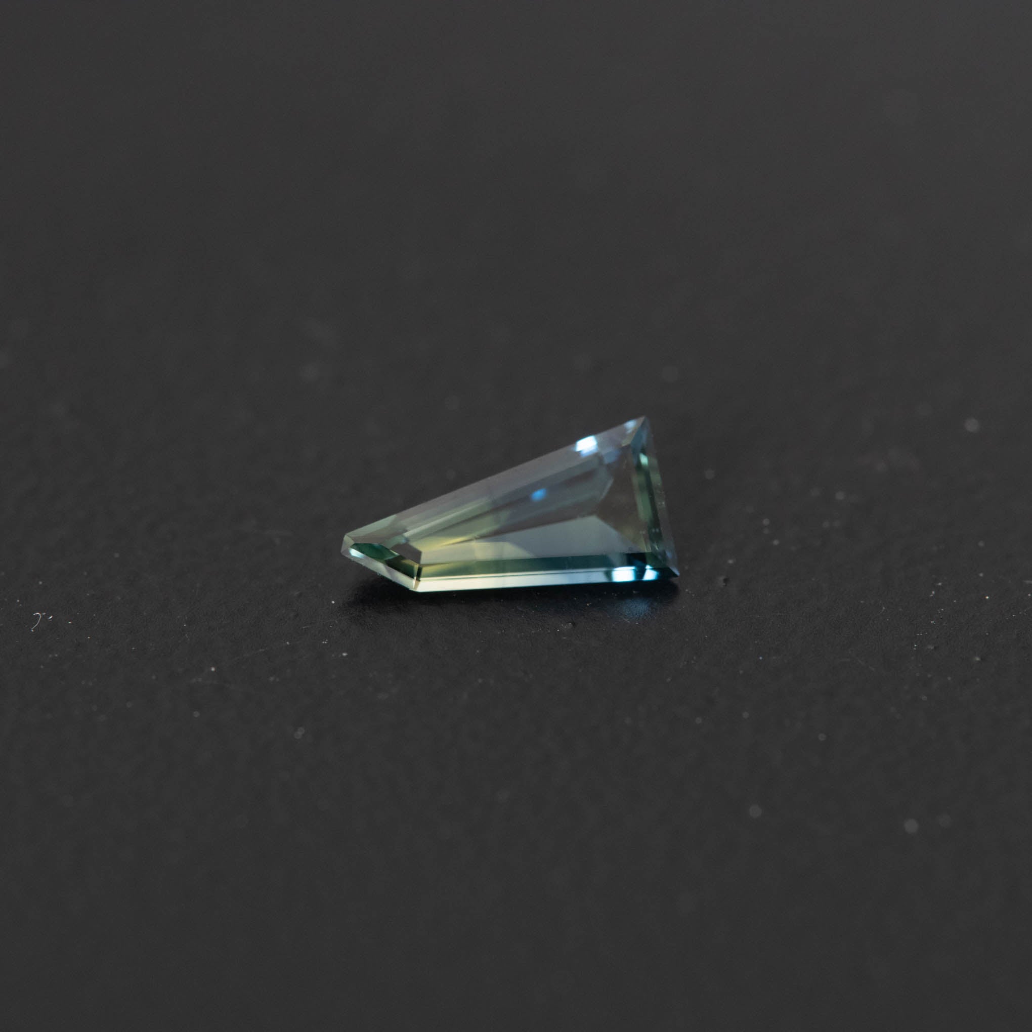 Parti Free Form Sapphire 0.63ct  [S.P.FF.2450]
