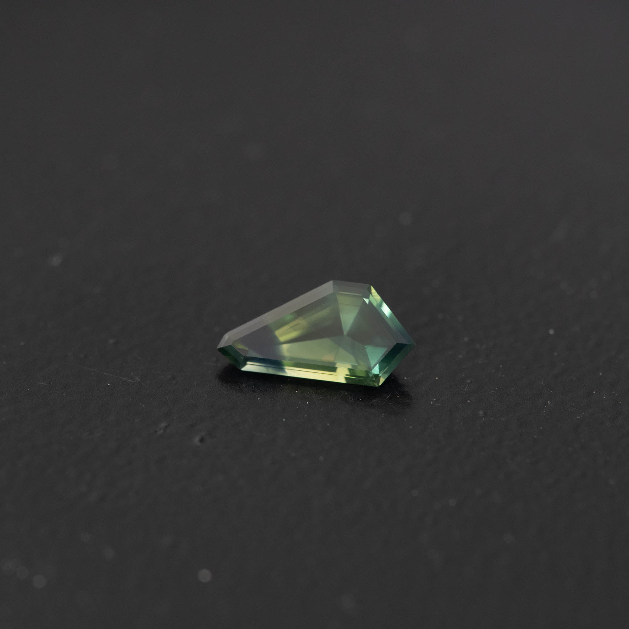 Parti Free Form Sapphire 0.7ct  [S.P.FF.2452]
