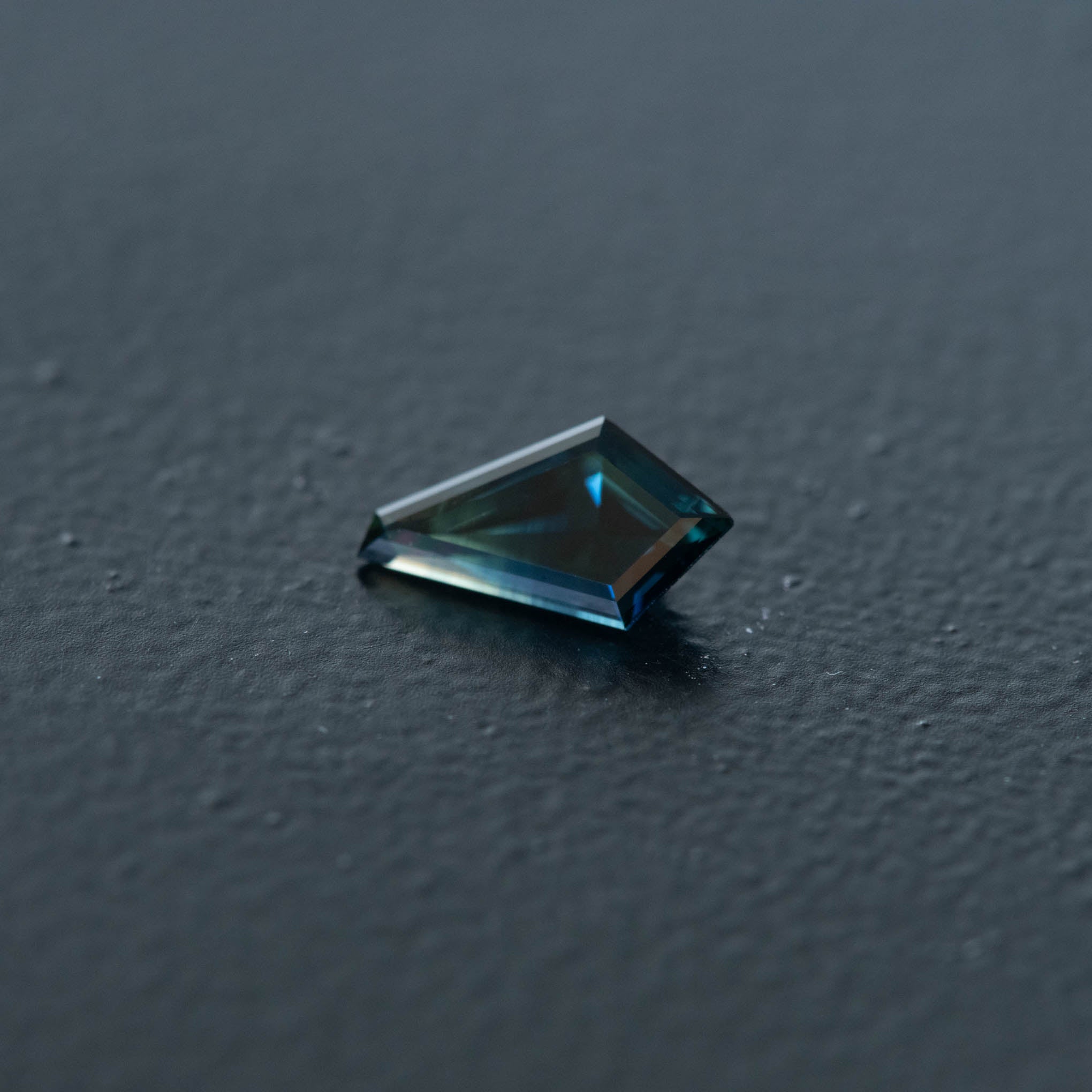 Parti Free Form Sapphire 0.78ct  [S.P.FF.2456]