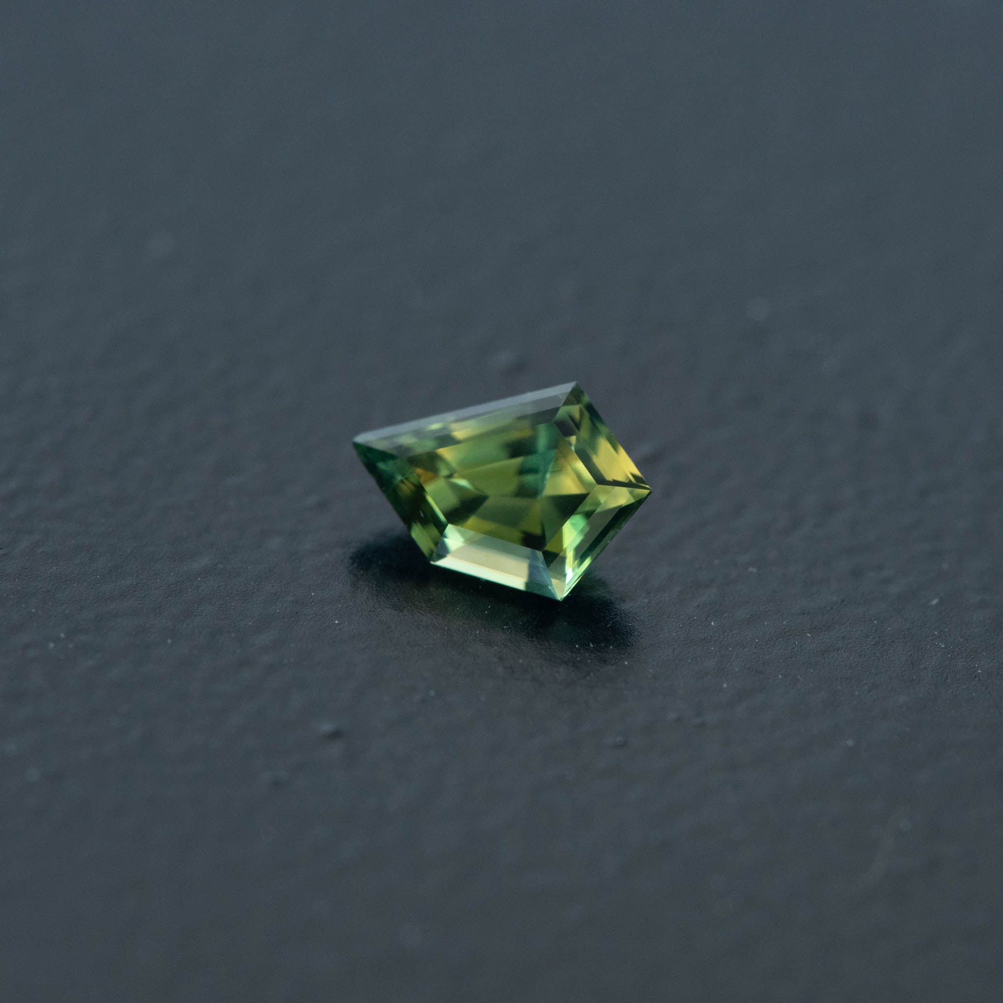 Parti Free Form Sapphire 0.61ct  [S.P.FF.2457]