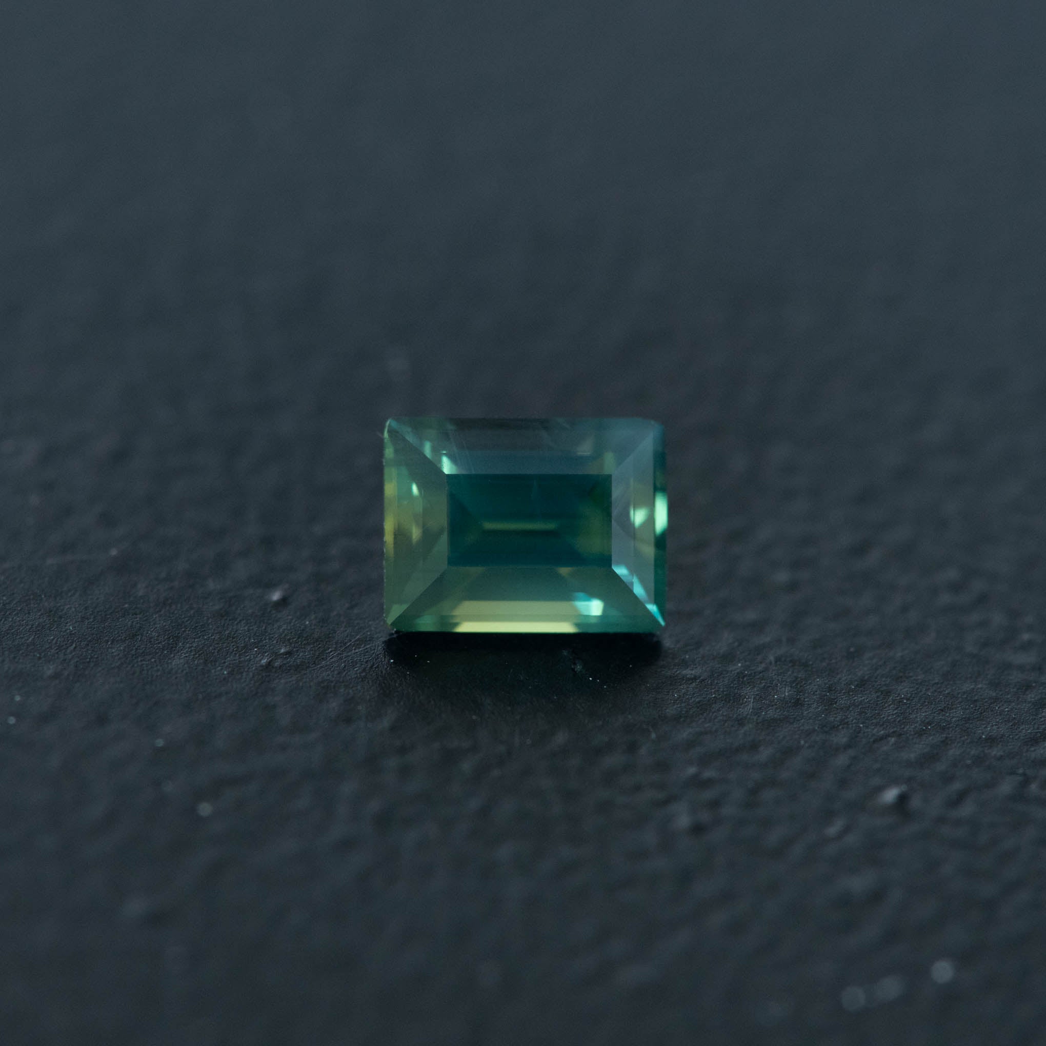 Green Baguette Sapphire 0.83ct  [S.G.BA.2458]