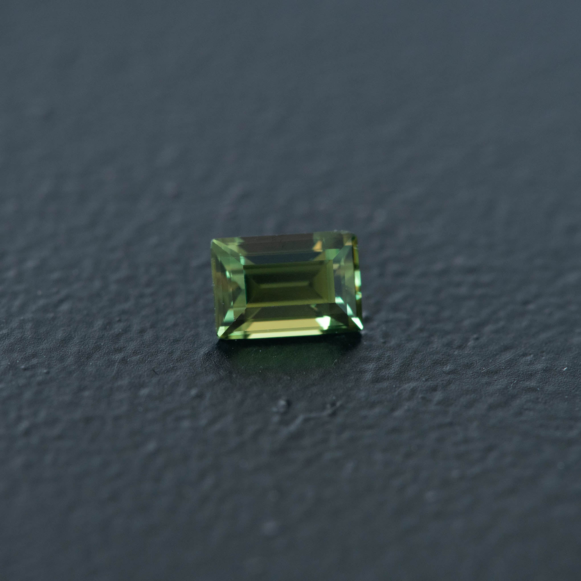 Green Baguette Sapphire 0.65ct  [S.G.BA.2459]