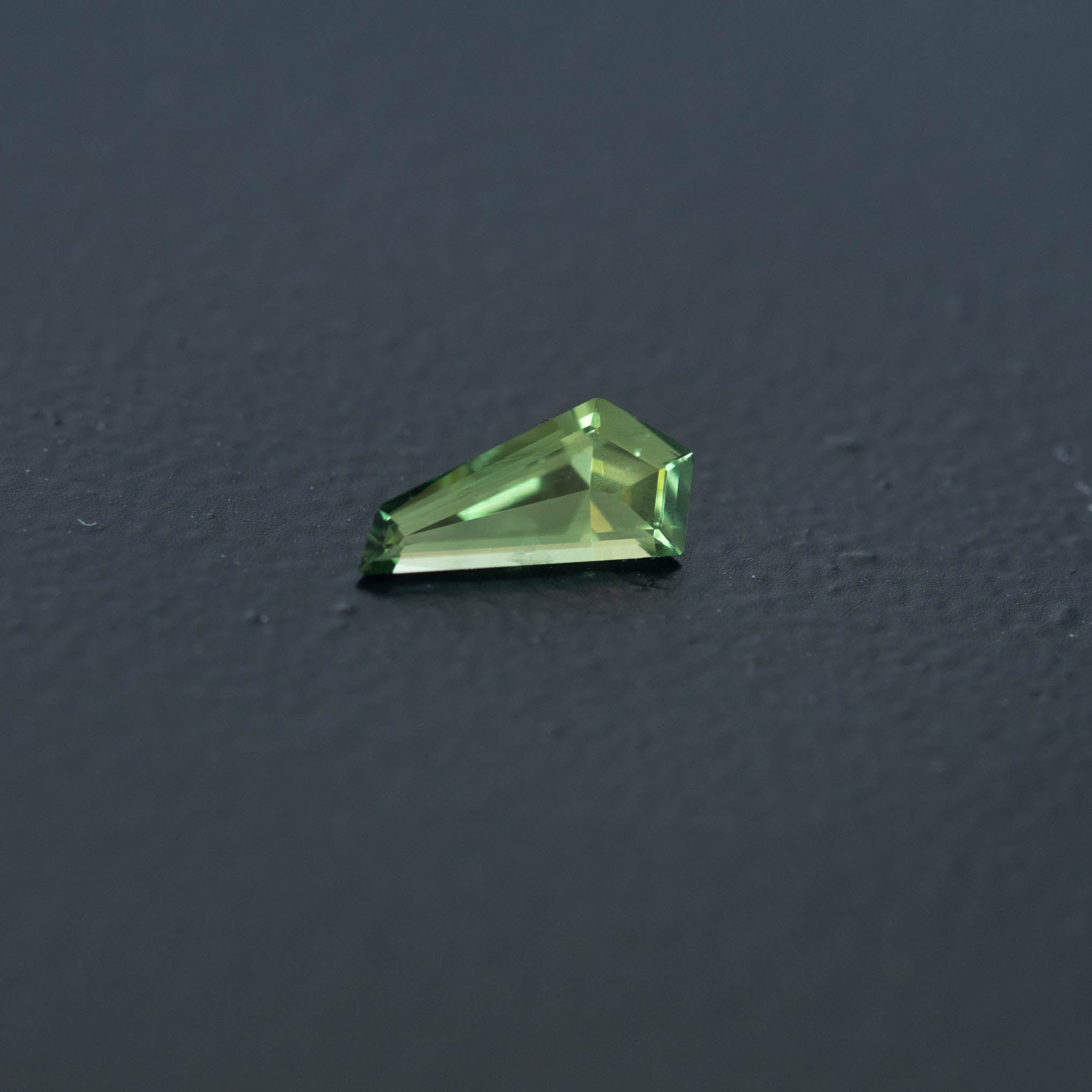 Green Free Form Sapphire 0.47ct  [S.G.FF.2461]