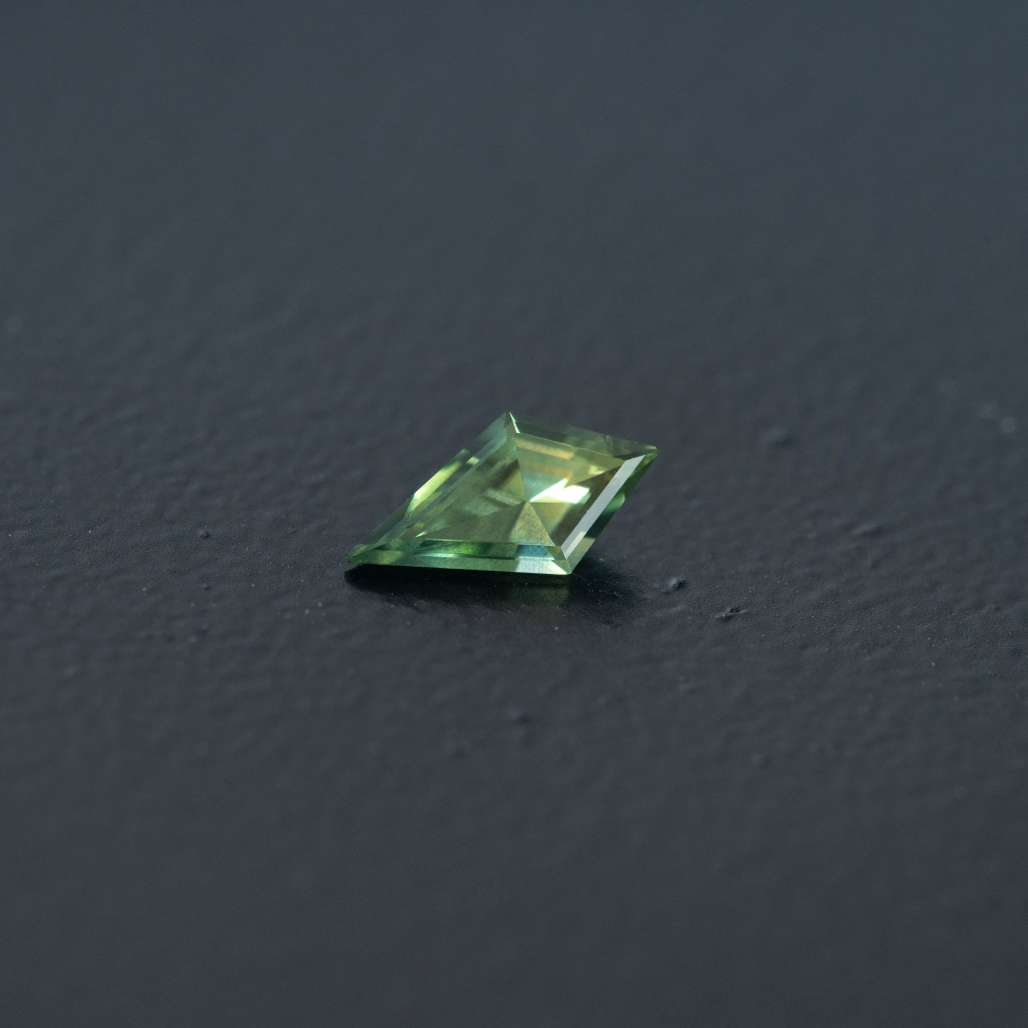 Green Free Form Sapphire 0.51ct  [S.G.FF.2465]