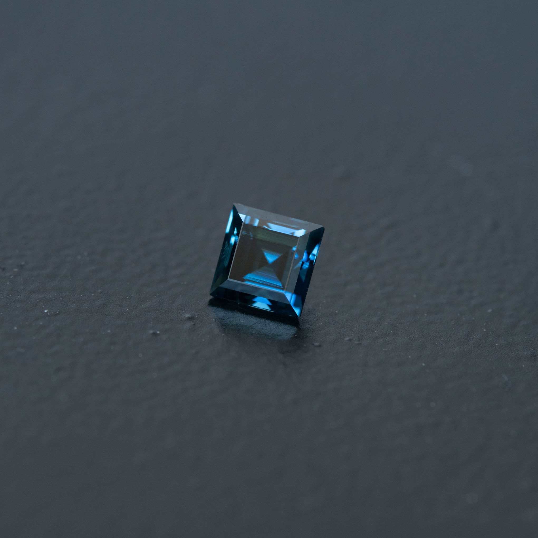 Blue Square Sapphire 0.76ct  [S.B.SQ.2466]