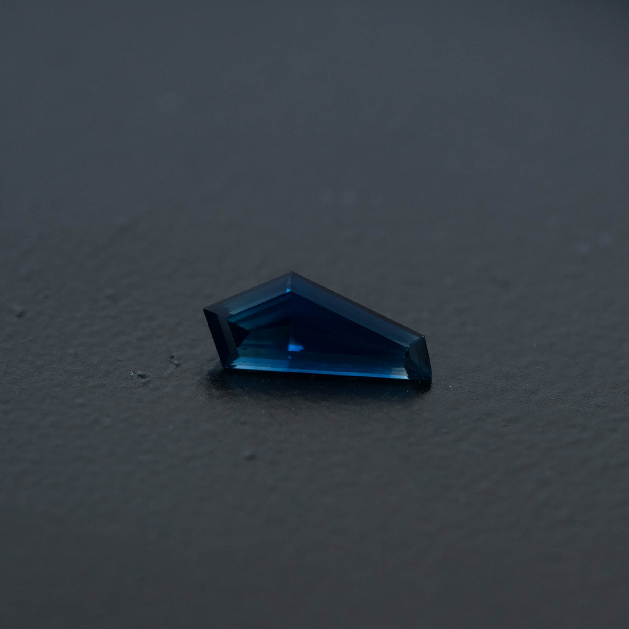 Blue Free Form Sapphire 0.97ct  [S.B.FF.2484]