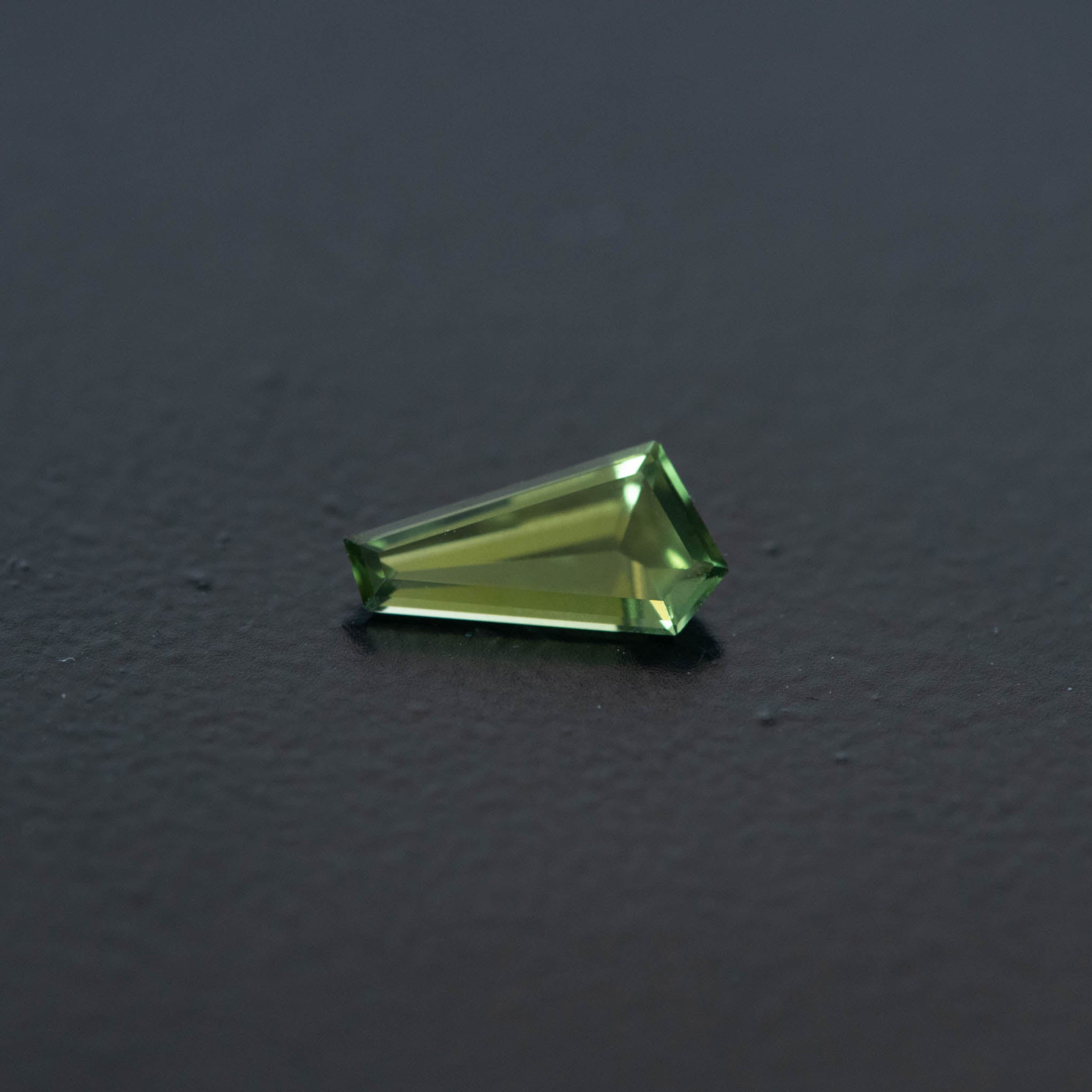 Green Free Form Sapphire 0.71ct  [S.G.FF.2485]