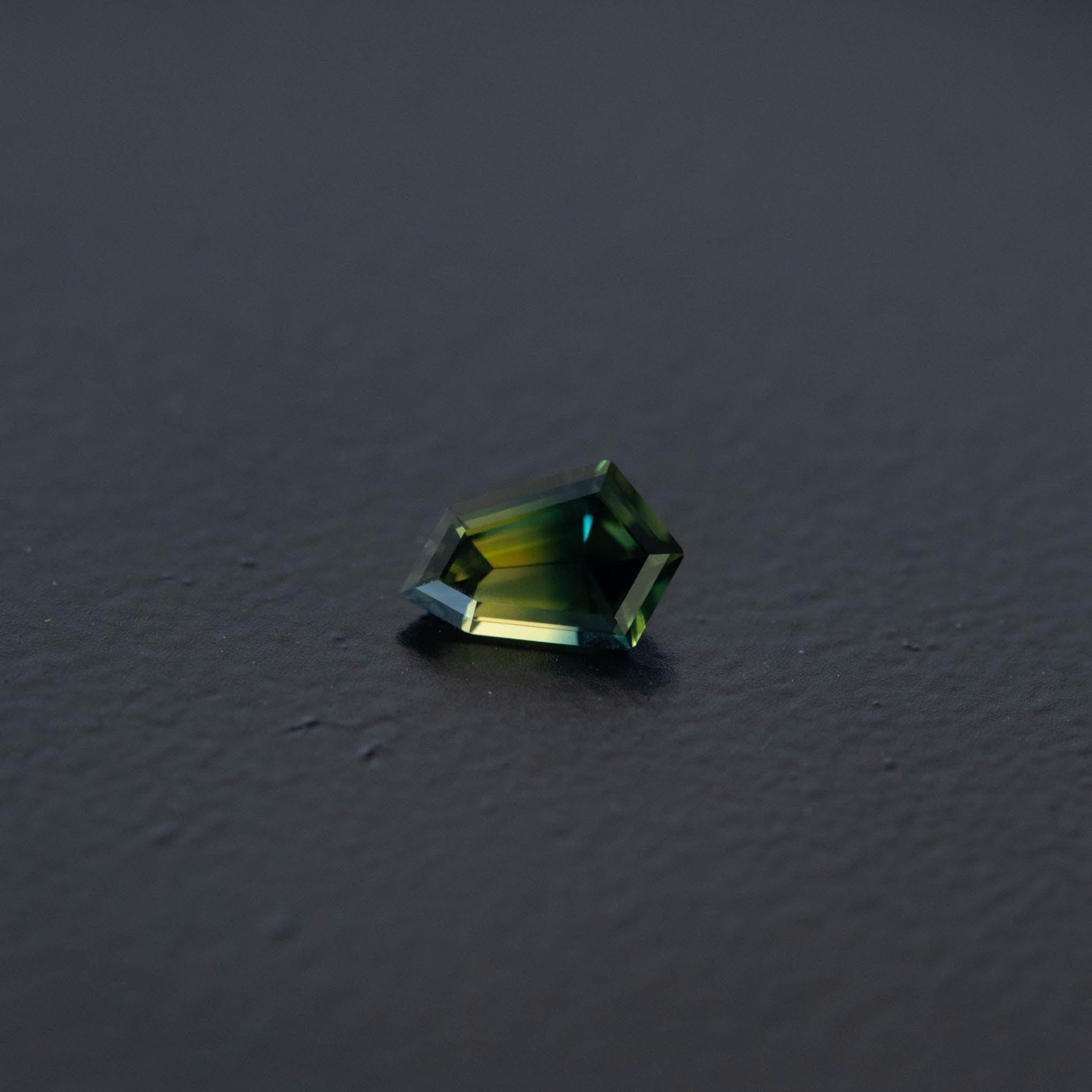 Parti Free Form Sapphire 0.54ct  [S.P.FF.2488]