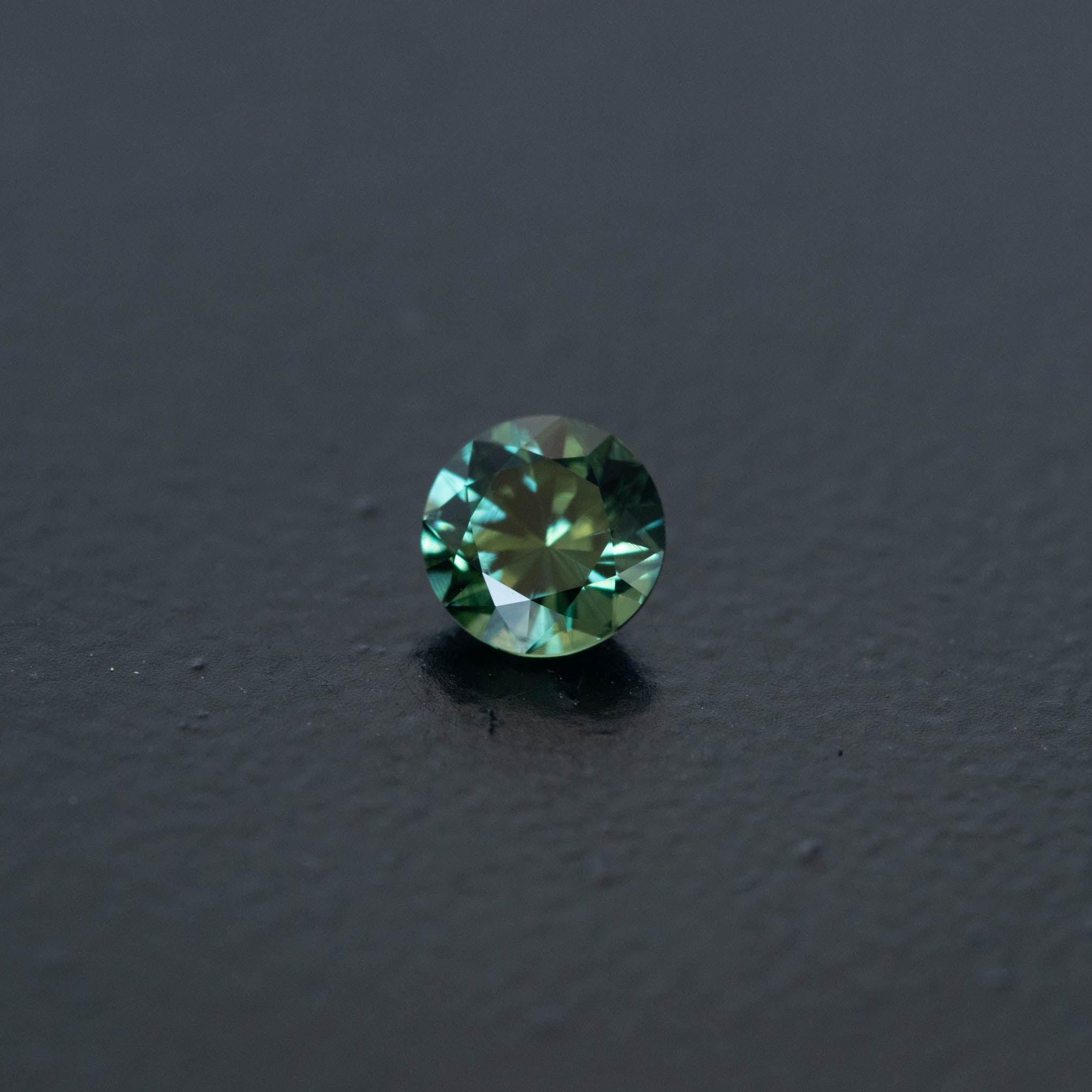 Green Brilliant Sapphire 0.6ct  [S.G.BR.2502]