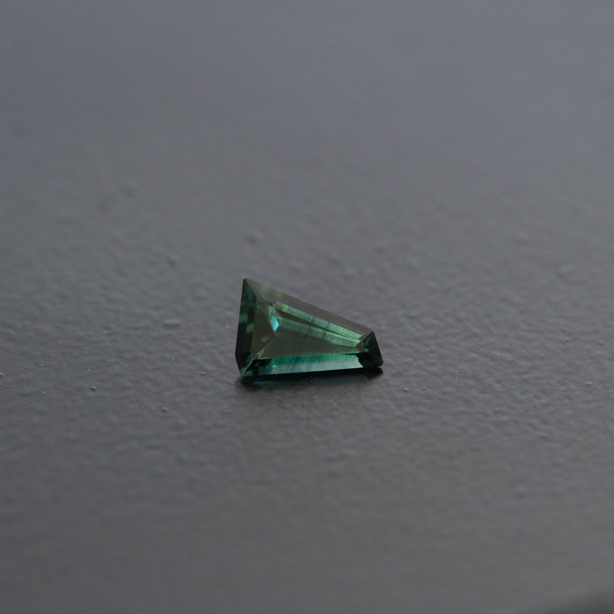 Parti Free Form Sapphire 0.54ct  [S.P.FF.2503]