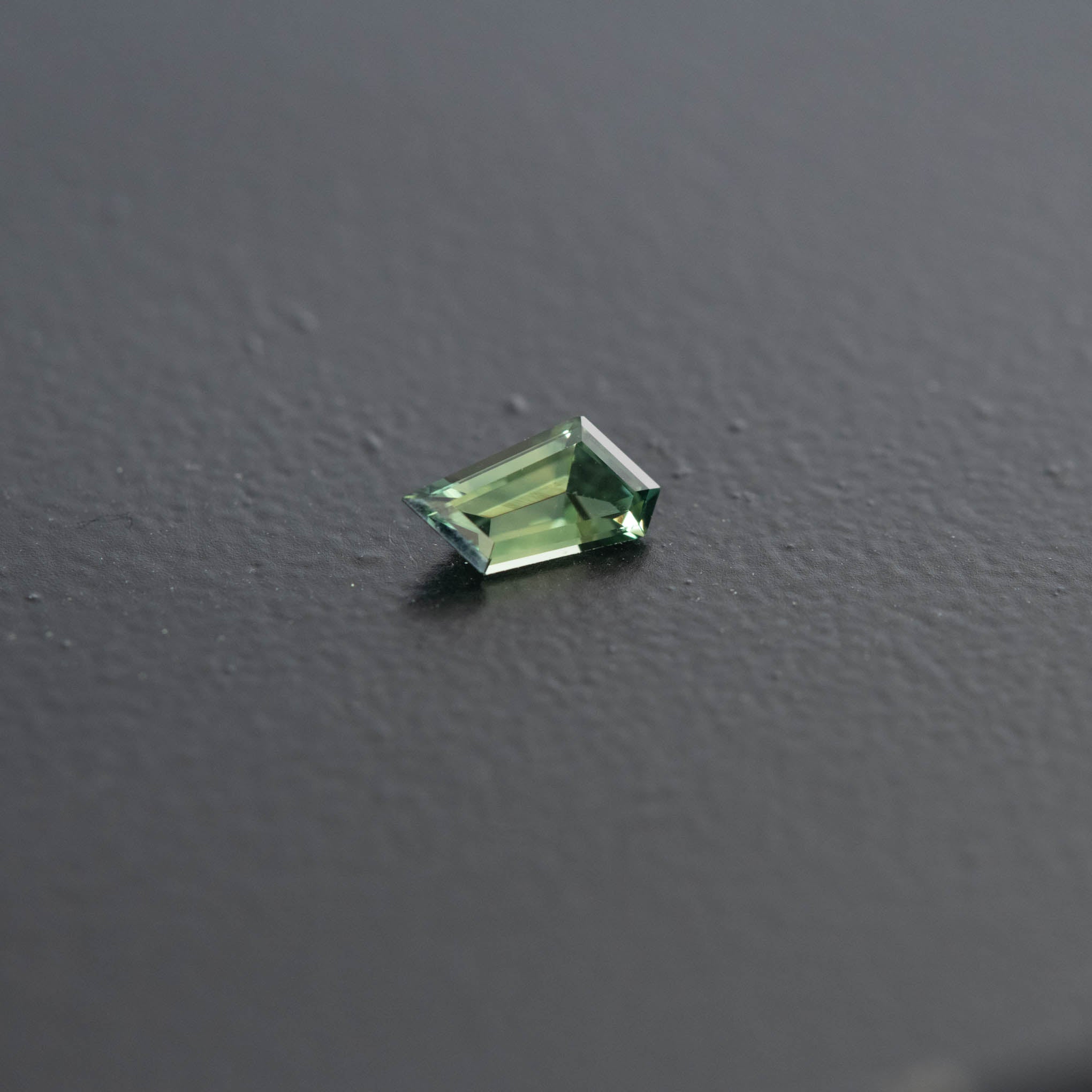 Green Free Form Sapphire 0.83ct  [S.G.FF.2504]