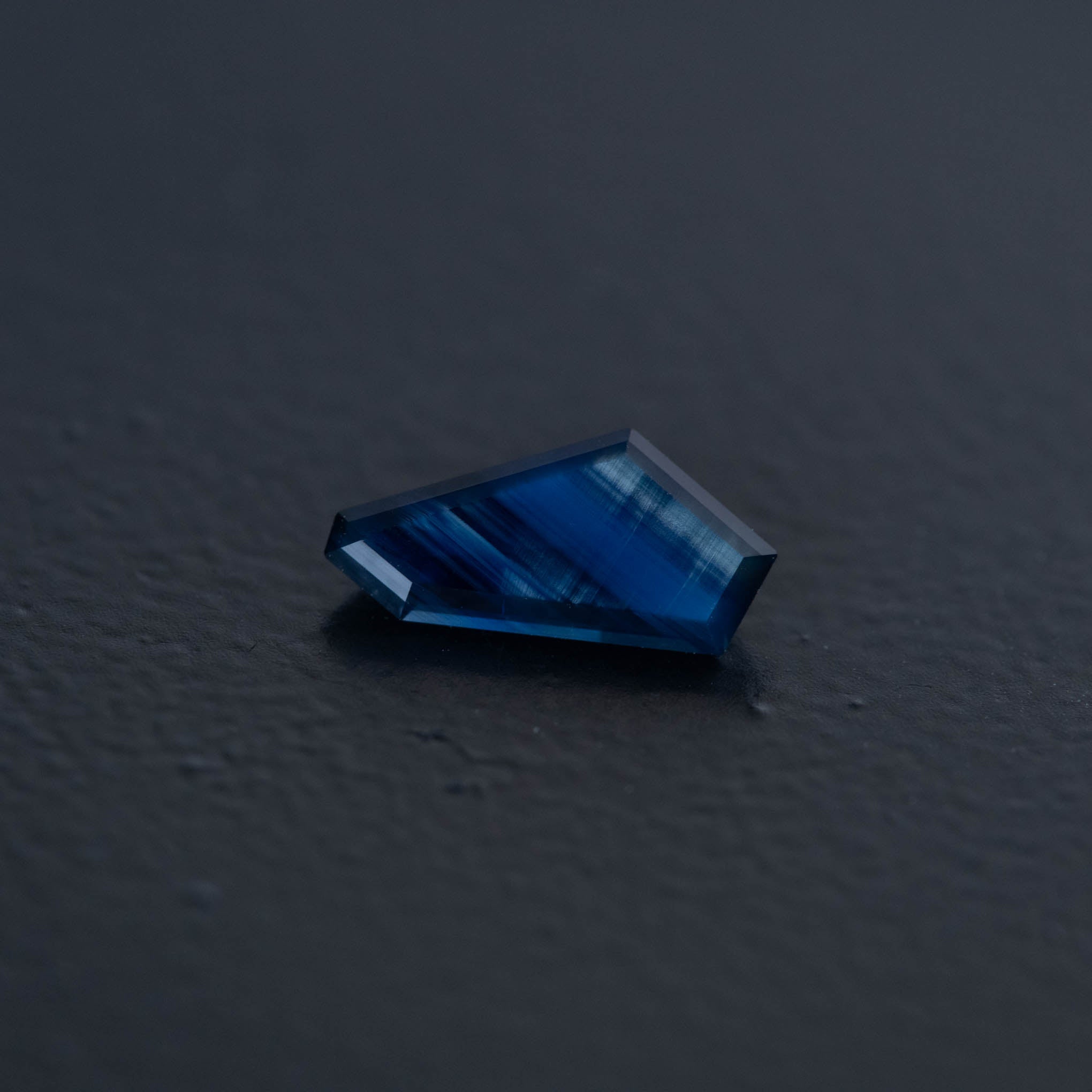 Blue Free Form Sapphire 1.03ct  [S.T.FF.2536]