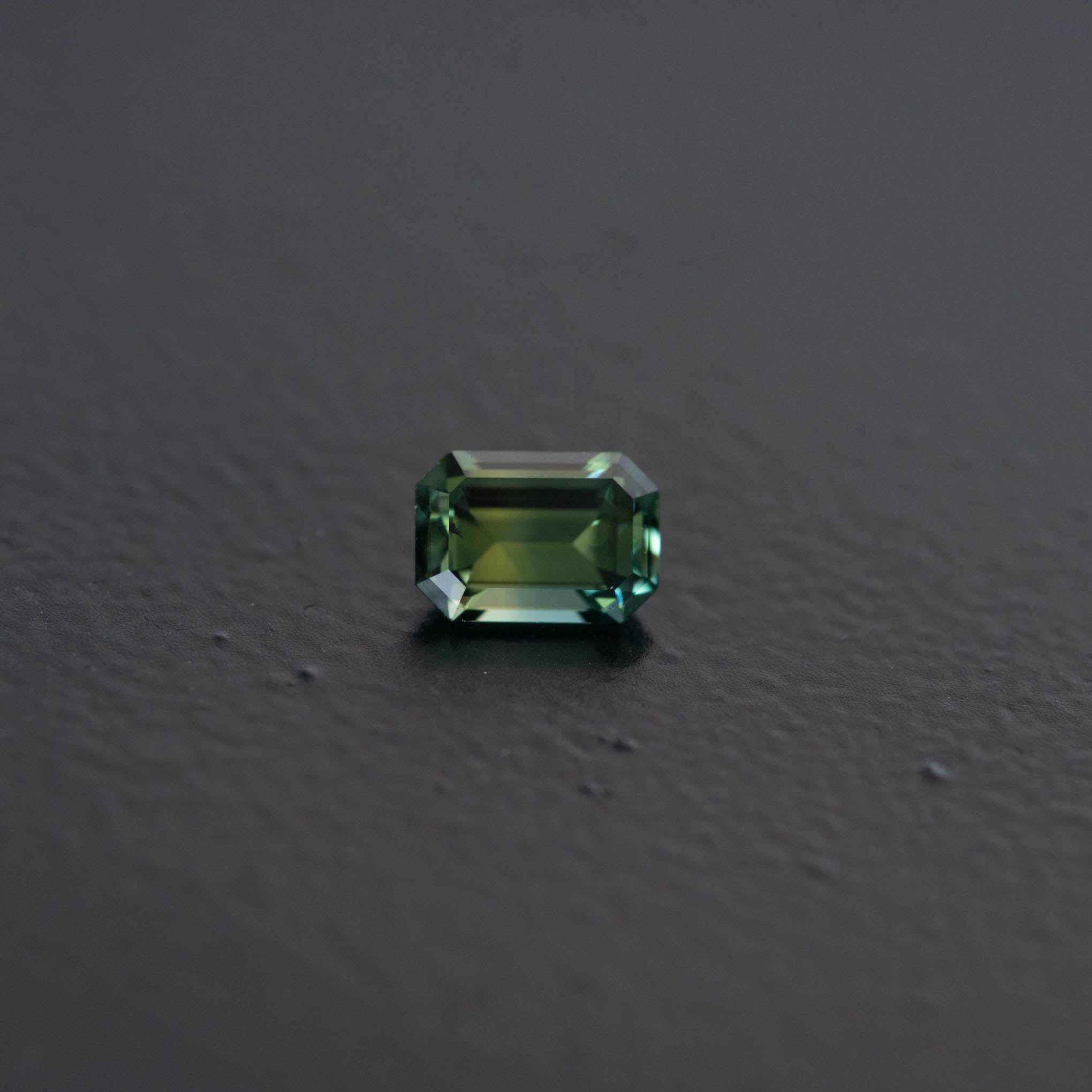 Green Emerald Sapphire 0.57ct  [S.G.E.2538]
