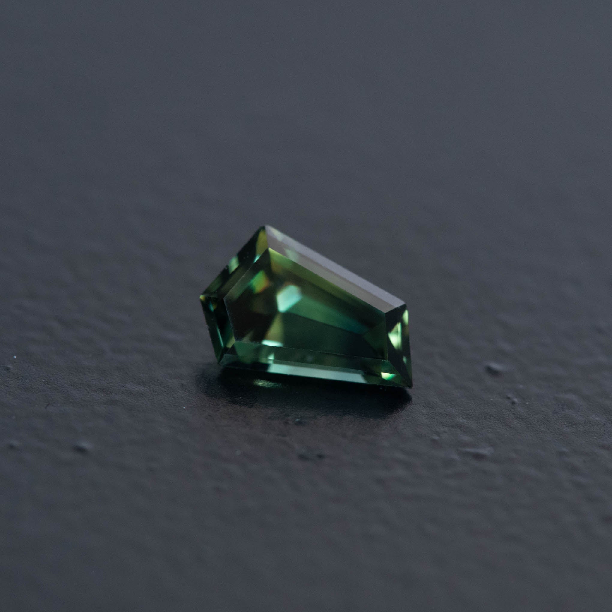 Parti Free Form Sapphire 0.73ct  [S.P.FF.2539]
