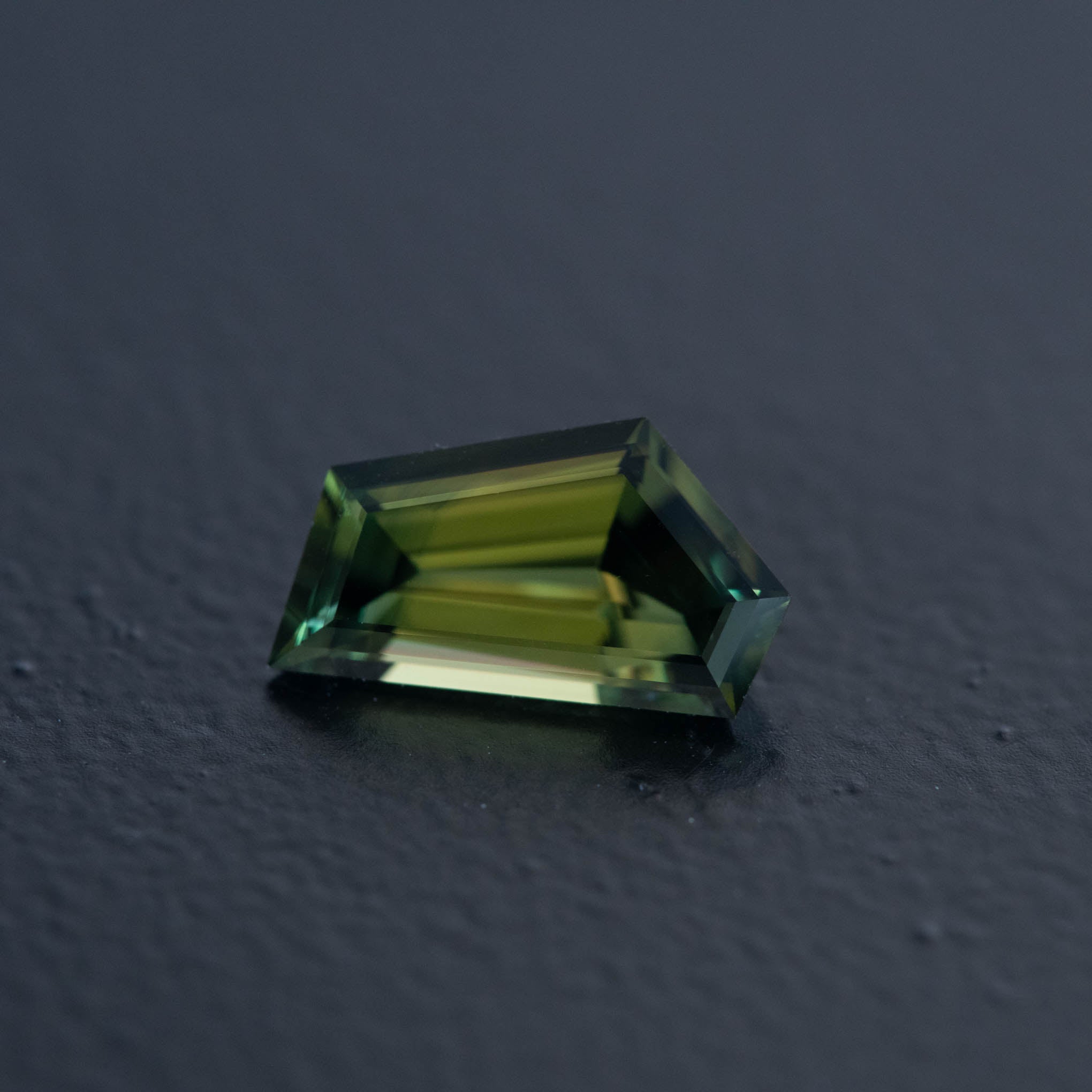 Parti Free form Sapphire 1.81ct  [S.P.FF.2544]